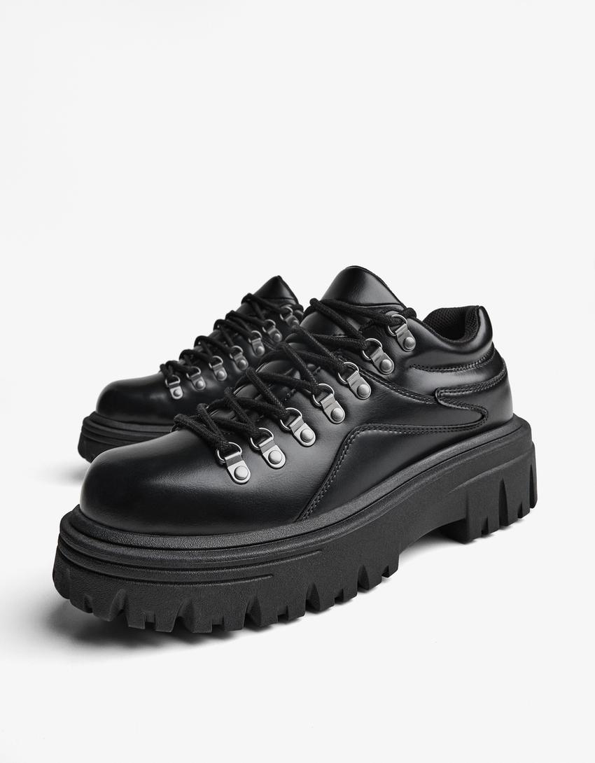 Sapato com detalhes metálicos-Preto