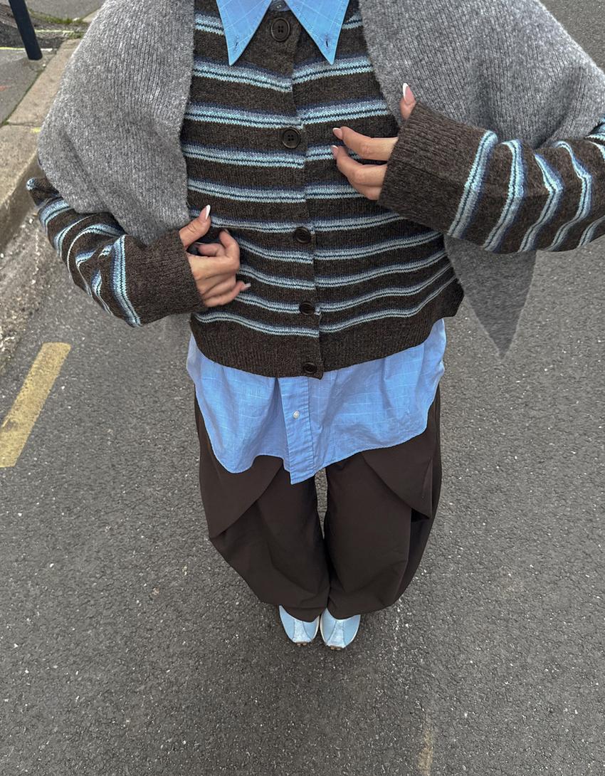 Svītraina adīta jaka ar pogām-Brūns