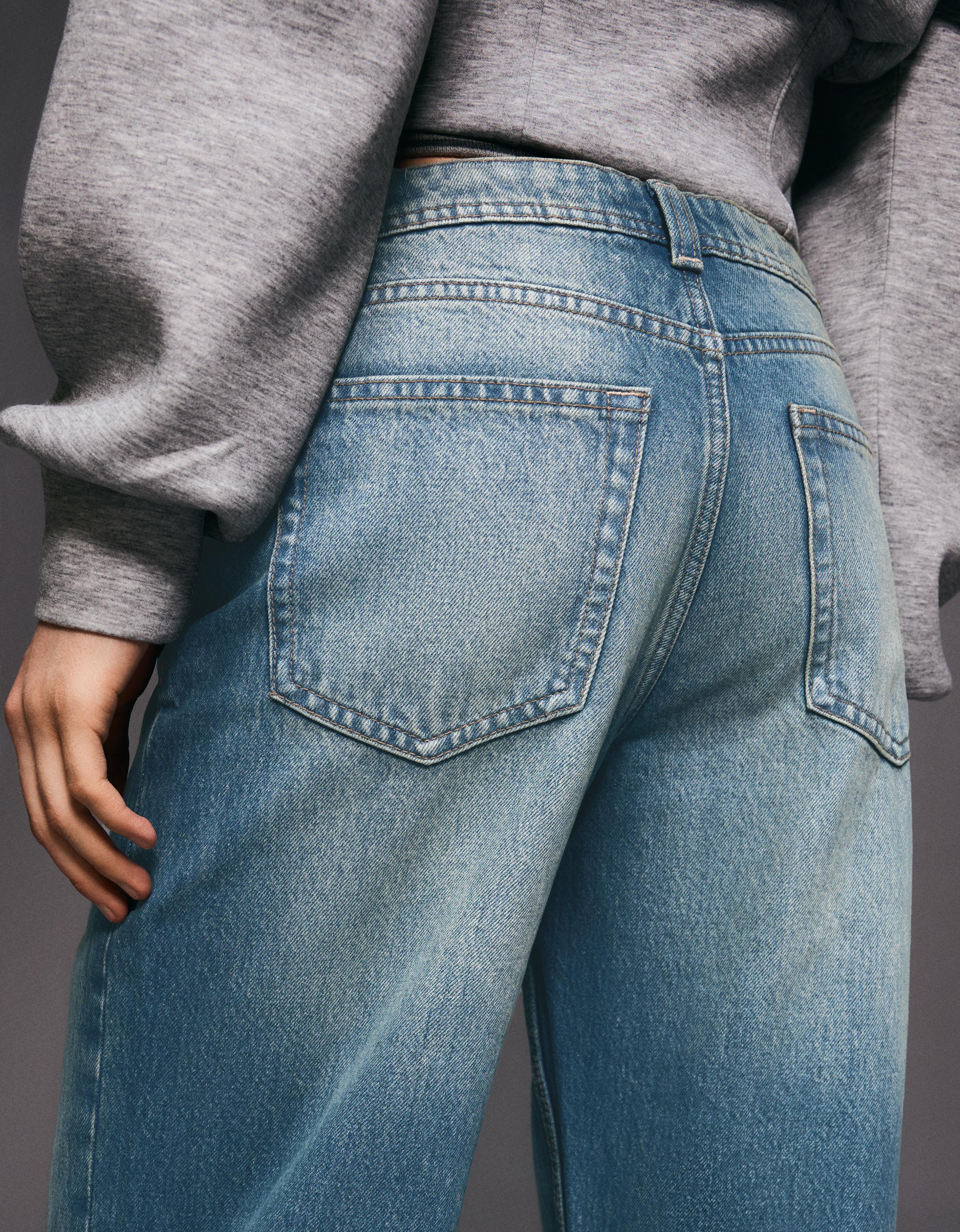Mid-waist baggy jeans