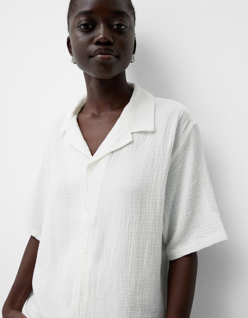 قميص بارز الملمس بأكمام قصيرة وقصة مربعة-أبيض مطفي-1