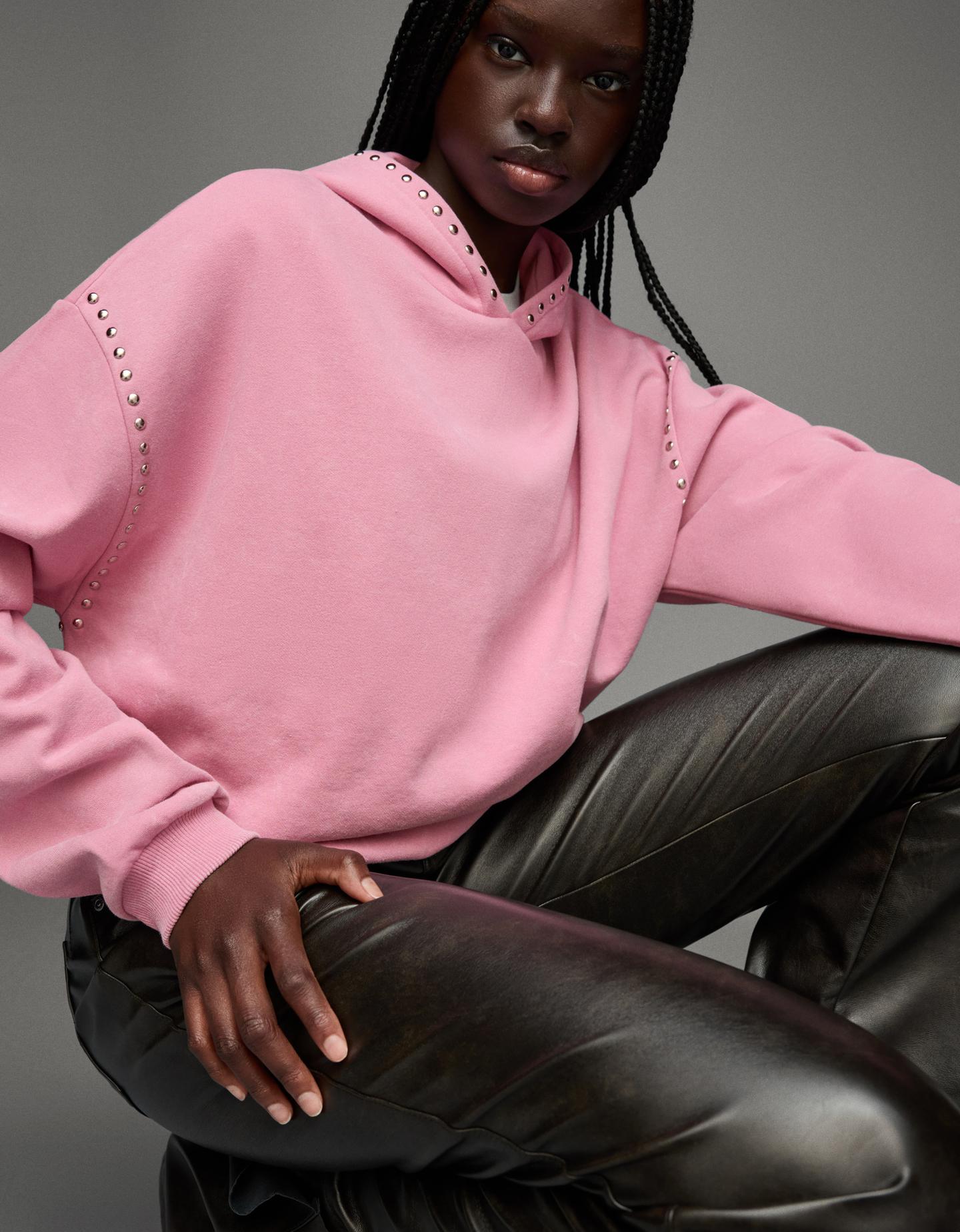 Bershka bluza z kapturem i ćwiekami różowy