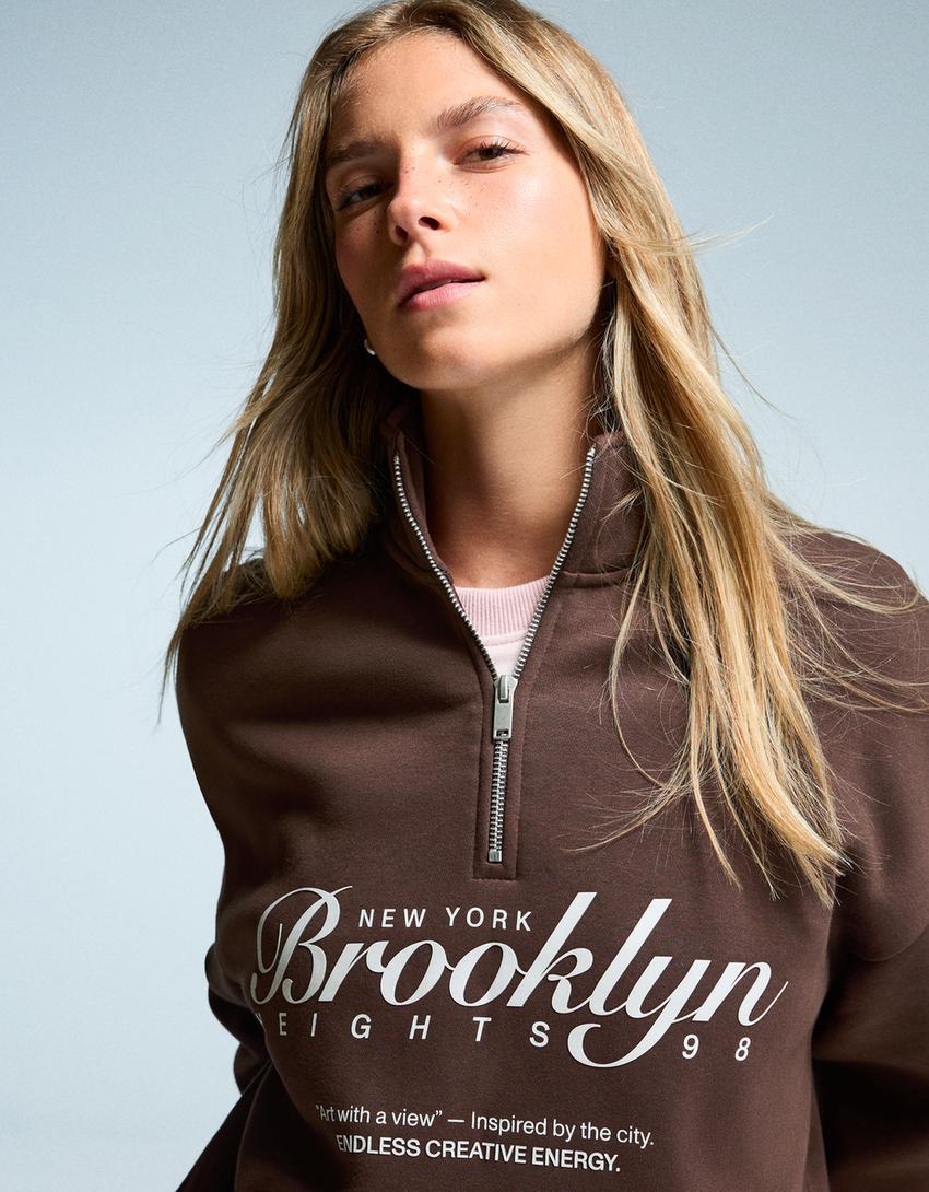 Sweatshirt met korte rits en print-Bruin-2