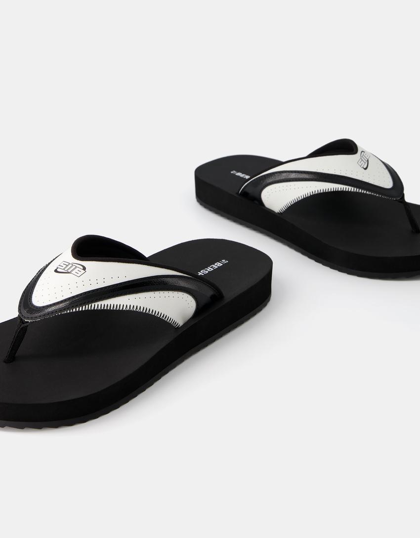 صندل بأحزمة ومظهر مطاطي-أبيض