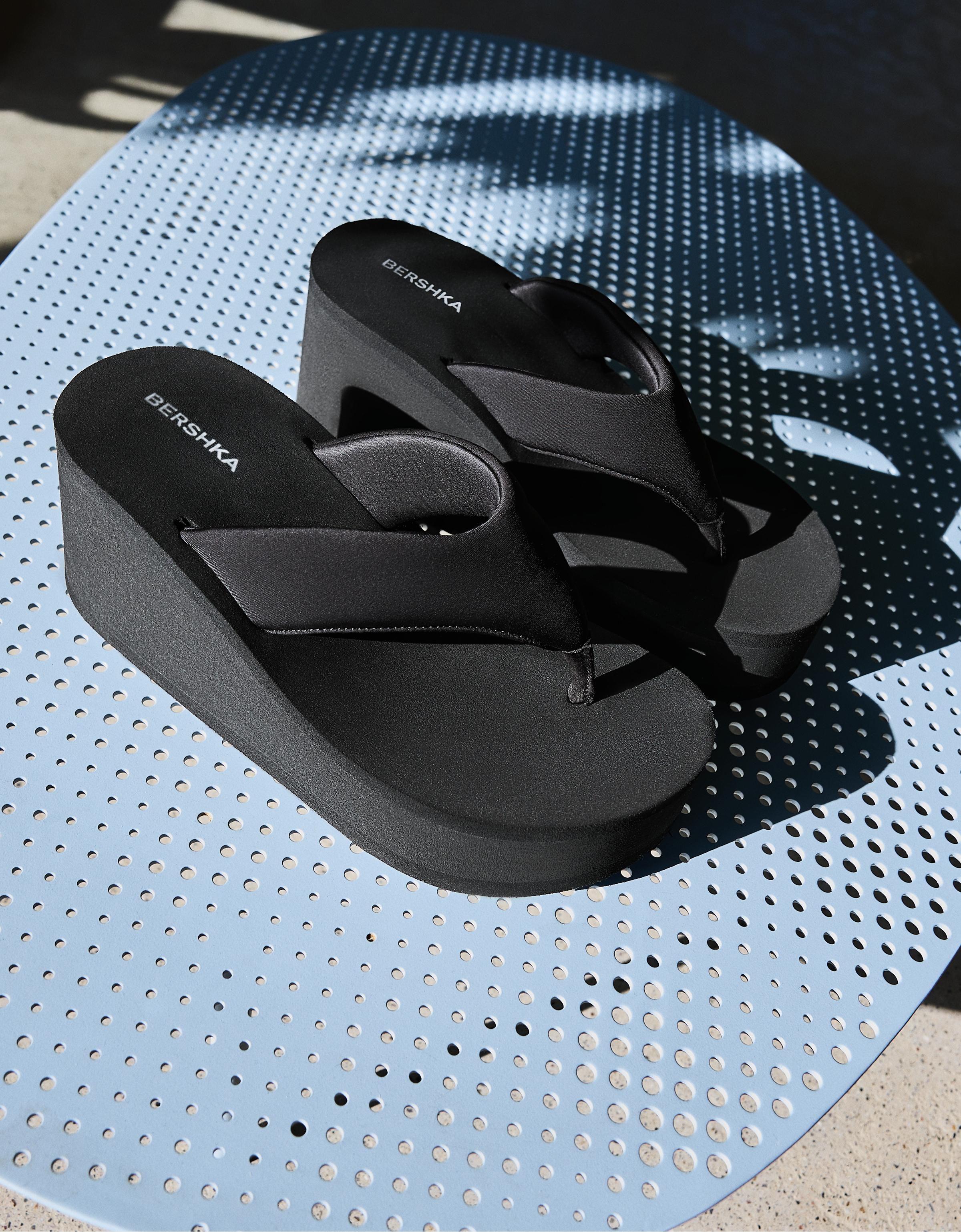 Thong heeled platform sandals — BLACK