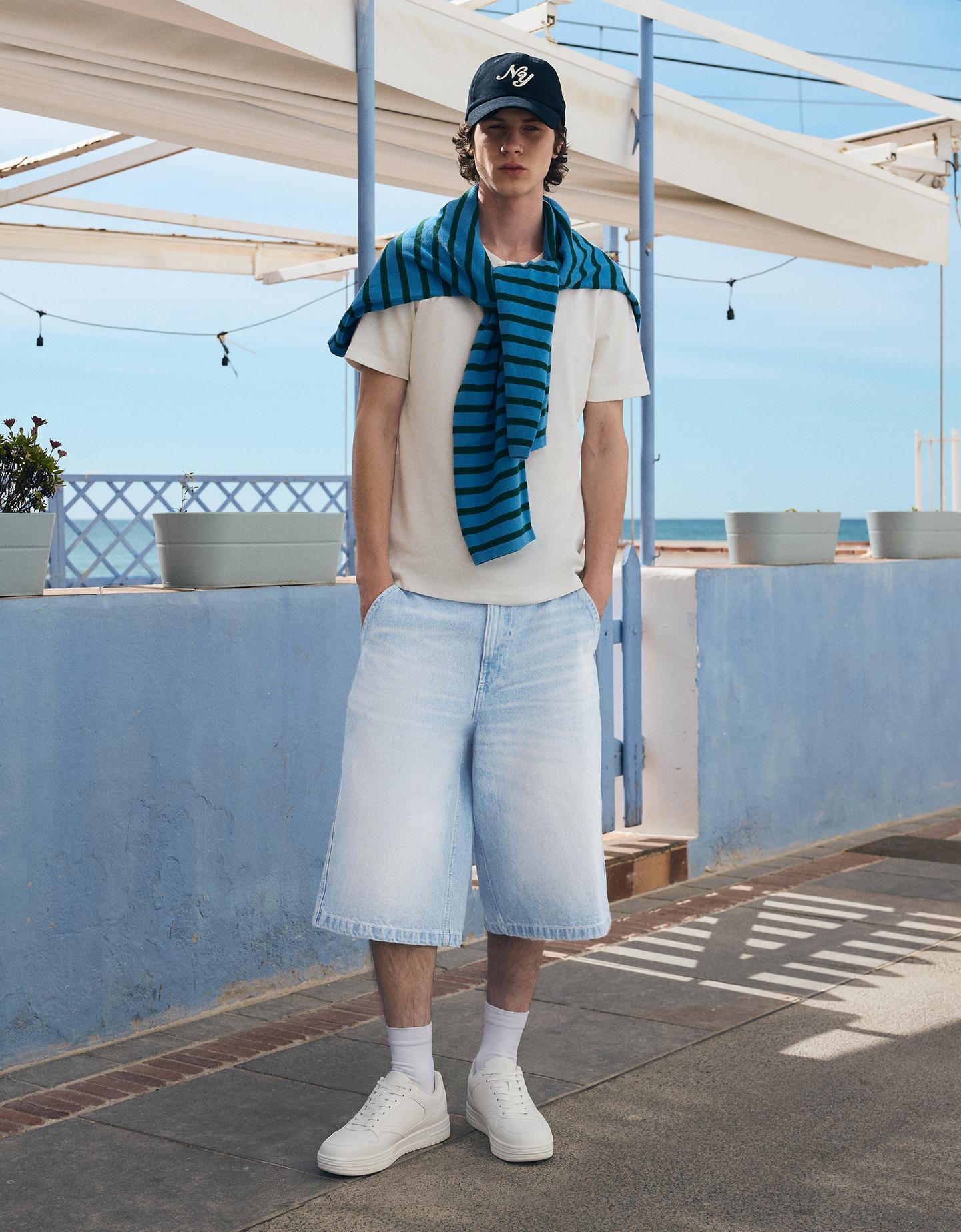 Bershka bermudy jeansowe skater jasnoniebieski