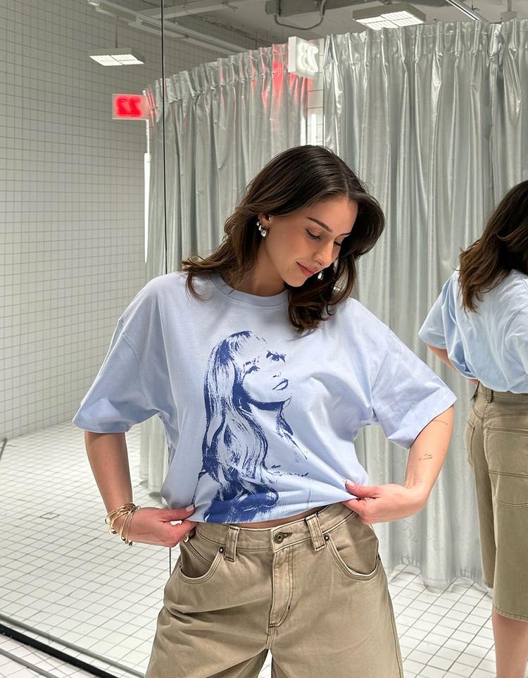 Kısa kollu ve Sabrina Carpenter baskılı t-shirt