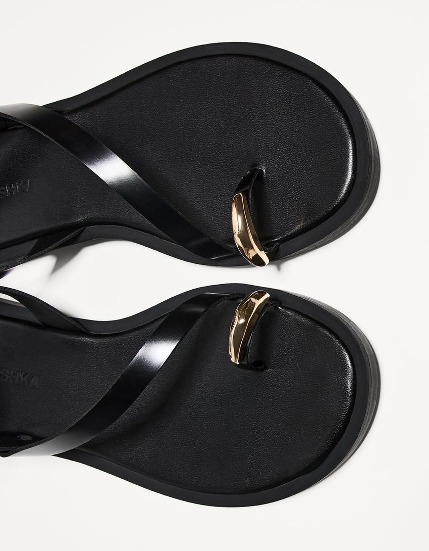 صندل مسطح بتفصيل معدني-أسود