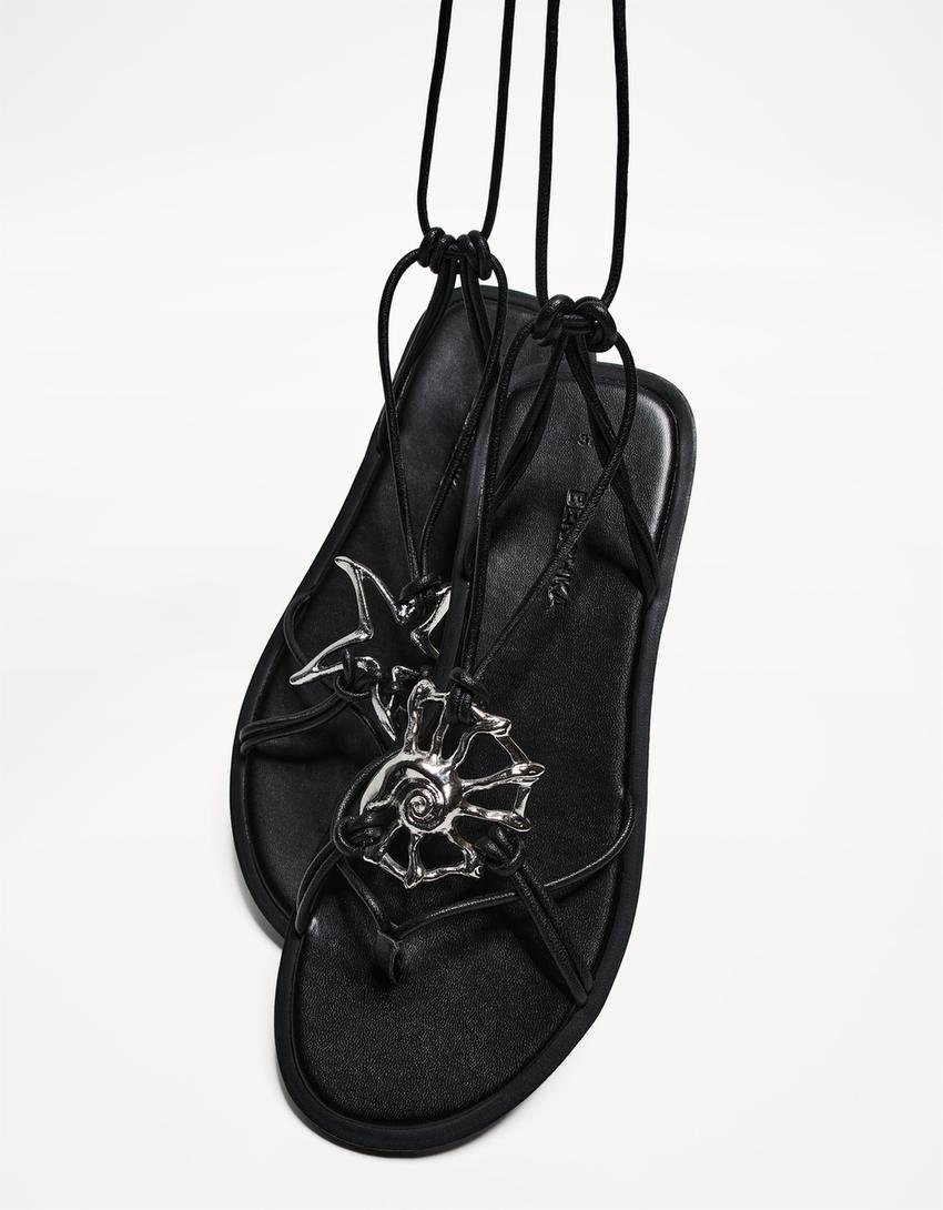 صندل مسطح بأربطة وتفصيل معدني-أسود