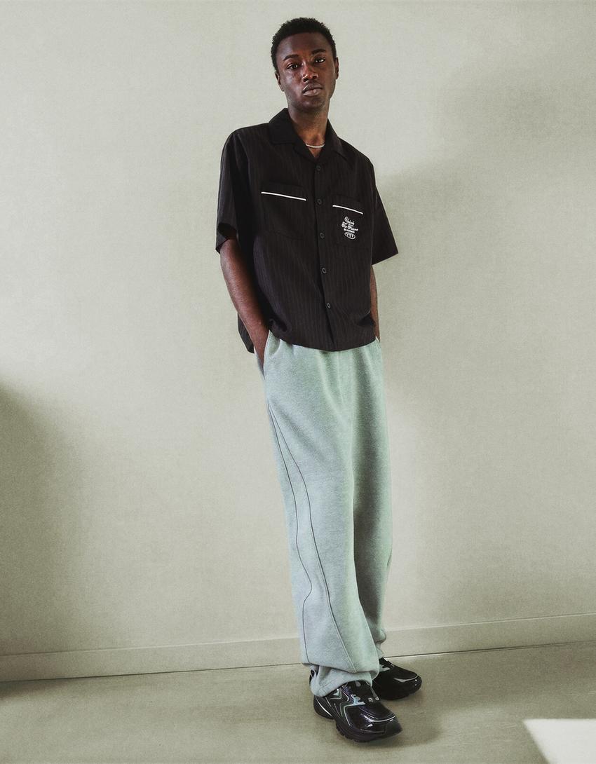 Camisa boxy com bordado-Preto