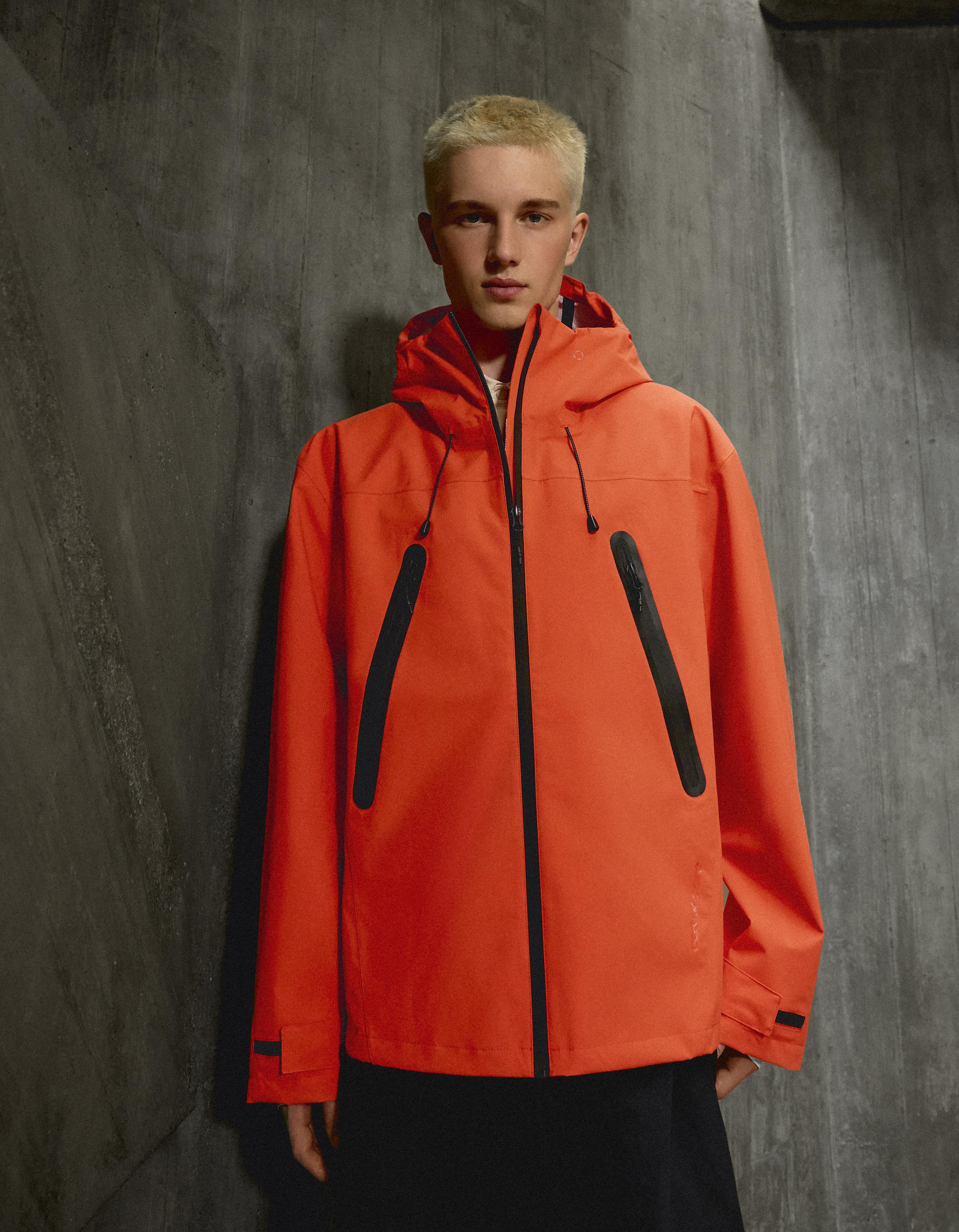 Bershka Techniczna Kurtka Waterproof Out Of Core Mężczyzna Pomarańczowy