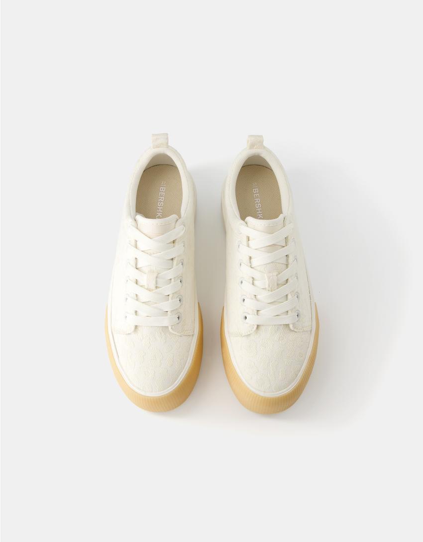 حذاء رياضي بنعل عال وتفصيل بروكيد ومقدمة بلون كراميل-بيج فاتح