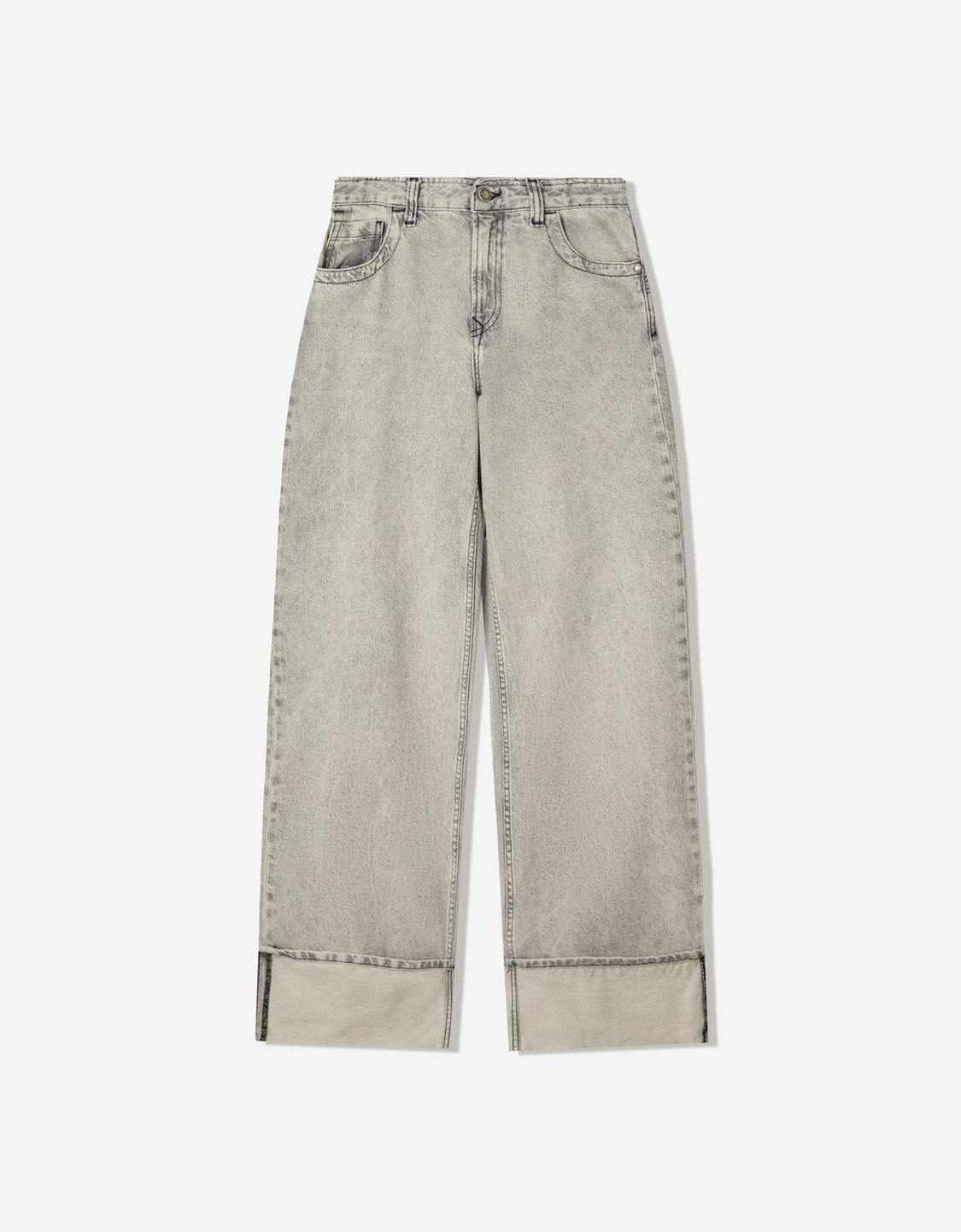 Wide-leg '90s jeans with turn-up hems