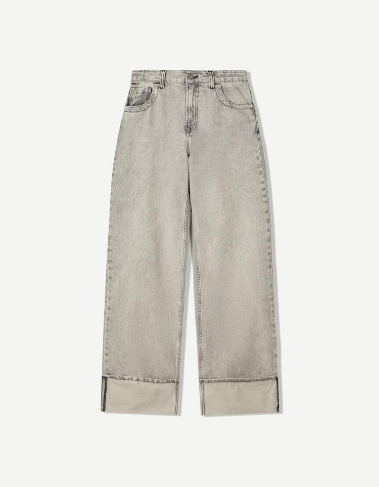 Wide-leg '90s jeans with turn-up hems