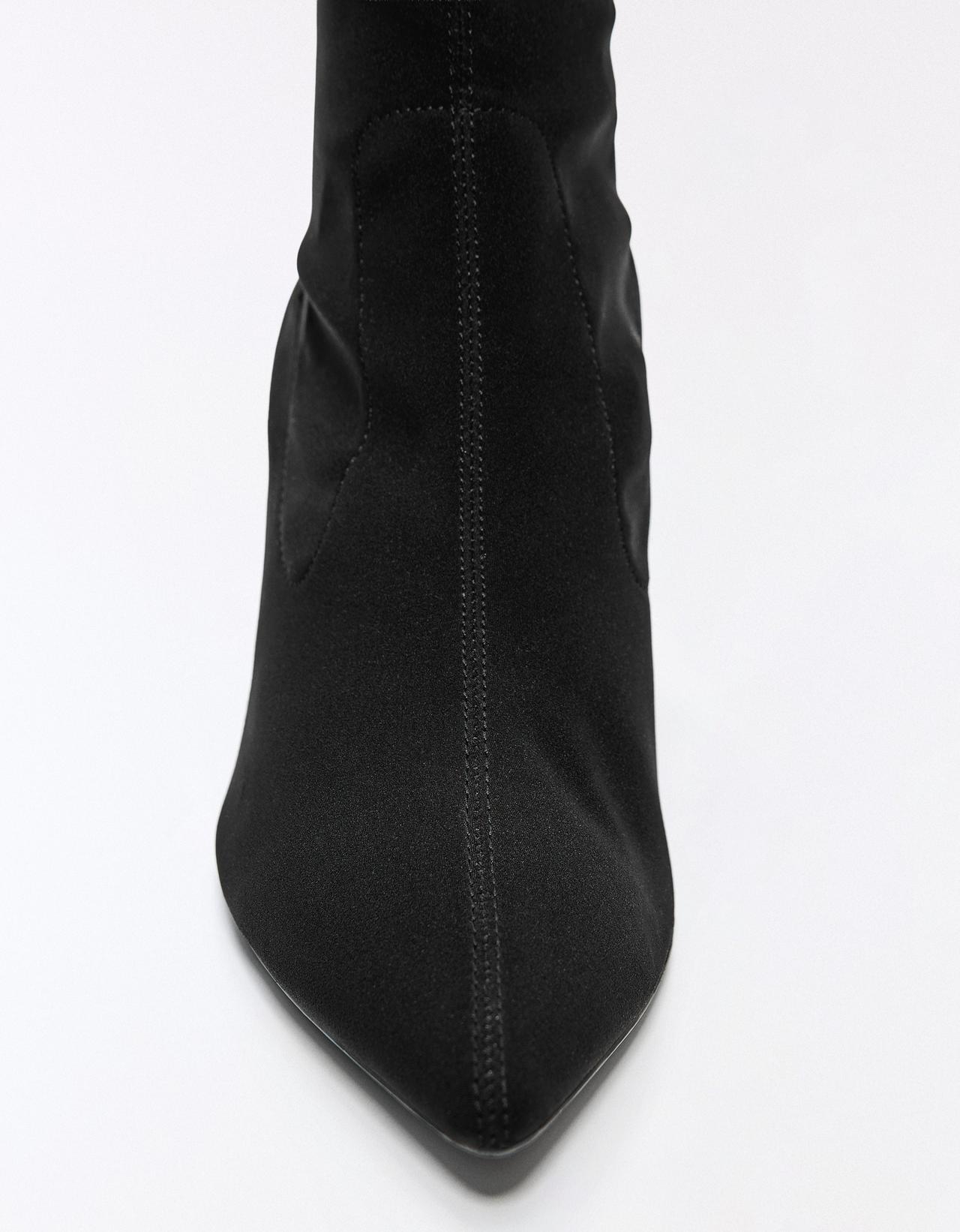 Fitted heel ankle boots — BLACK