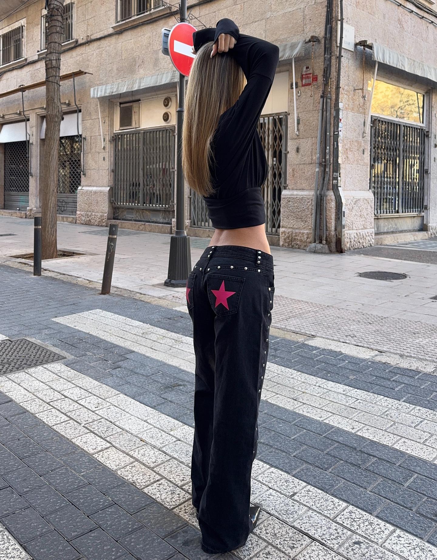 Bershka jeansy o kroju baggy z ćwiekami i gwiazdami czarny