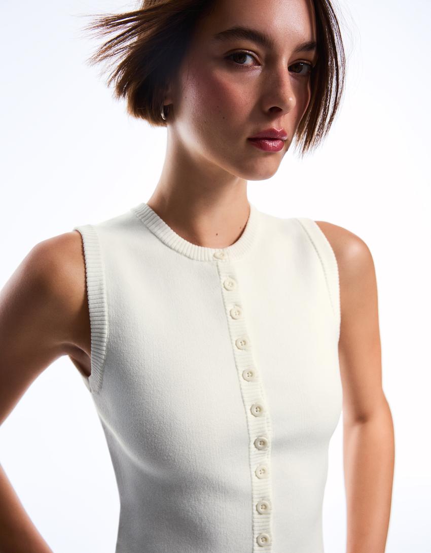 Round neck button-up vest-Cream