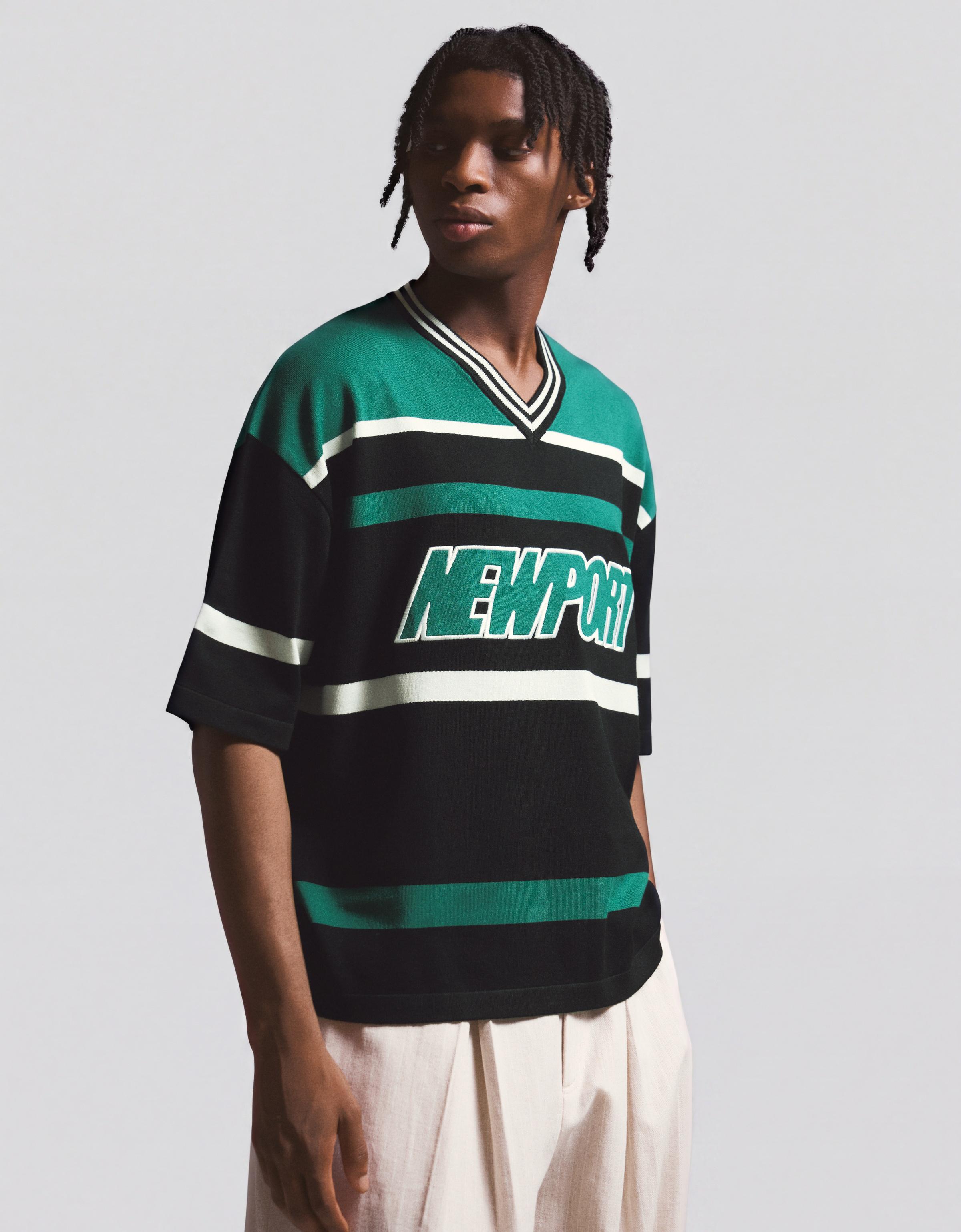 V-neck T-shirt with patch — Green