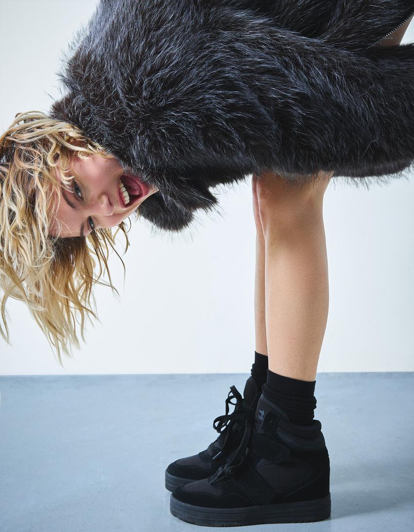 Sneaker-Stiefeletten mit Keilabsatz-Schwarz