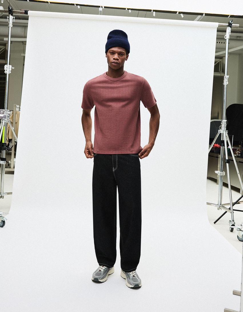 Textured short sleeve T-shirt-Maroon