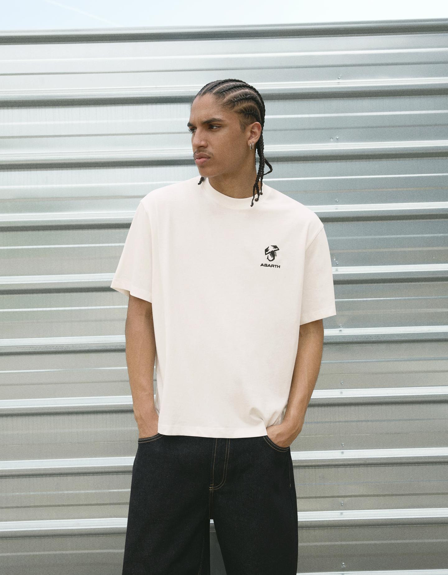 Bershka koszulka racing abarth z krótkim rękawem i nadrukiem biały