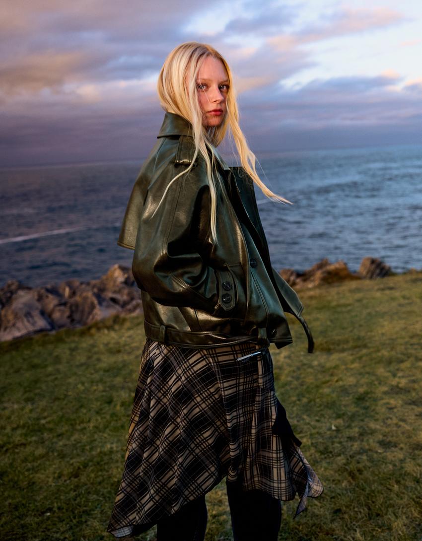 Korte trenchcoat met leereffect-Groen