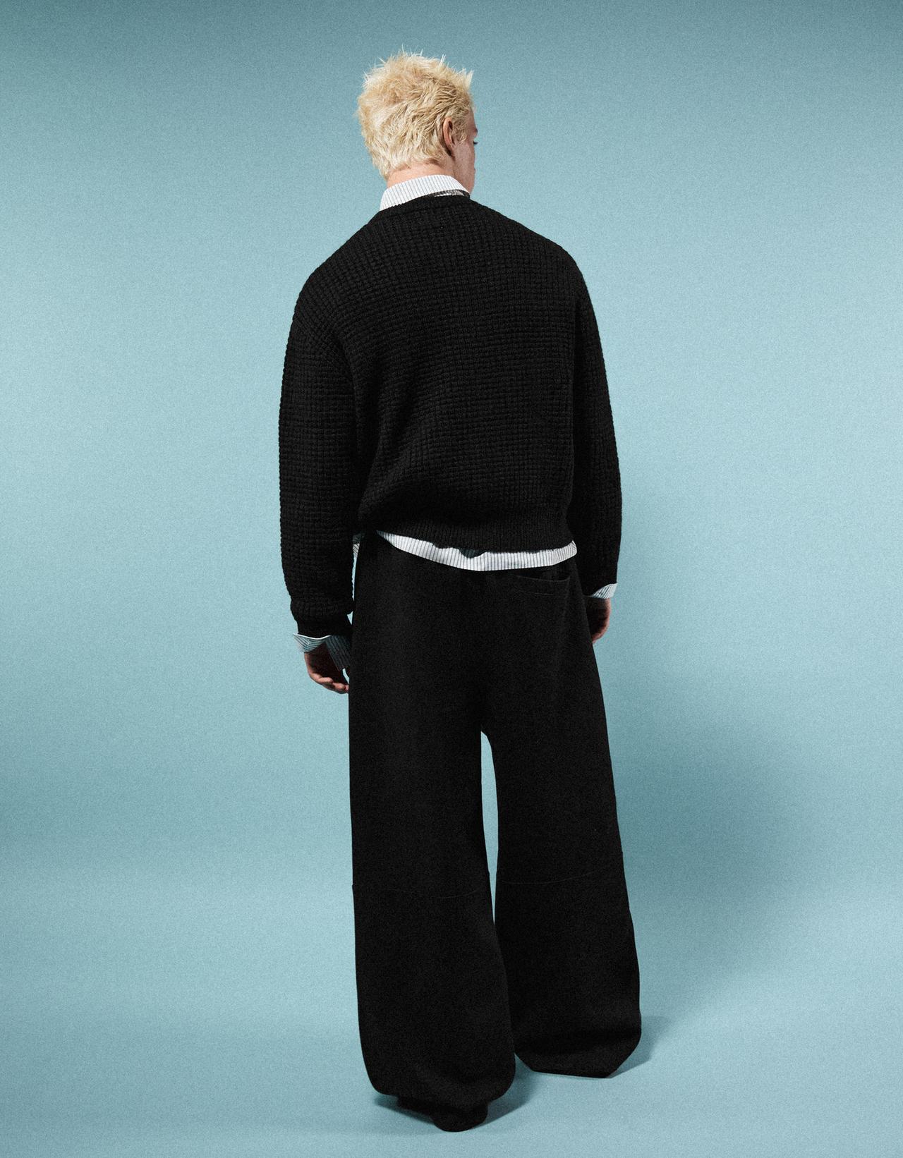 Embroidered waffle-knit round neck jumper — Black