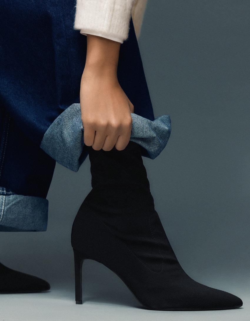 მომდგარი მაღალქუსლიანი ფეხსაცმელი-შავი