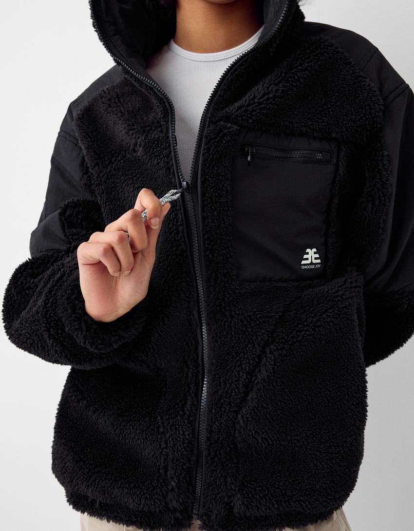 Blusão com efeito de pelo encaracolado com nylon em contraste-Preto-2