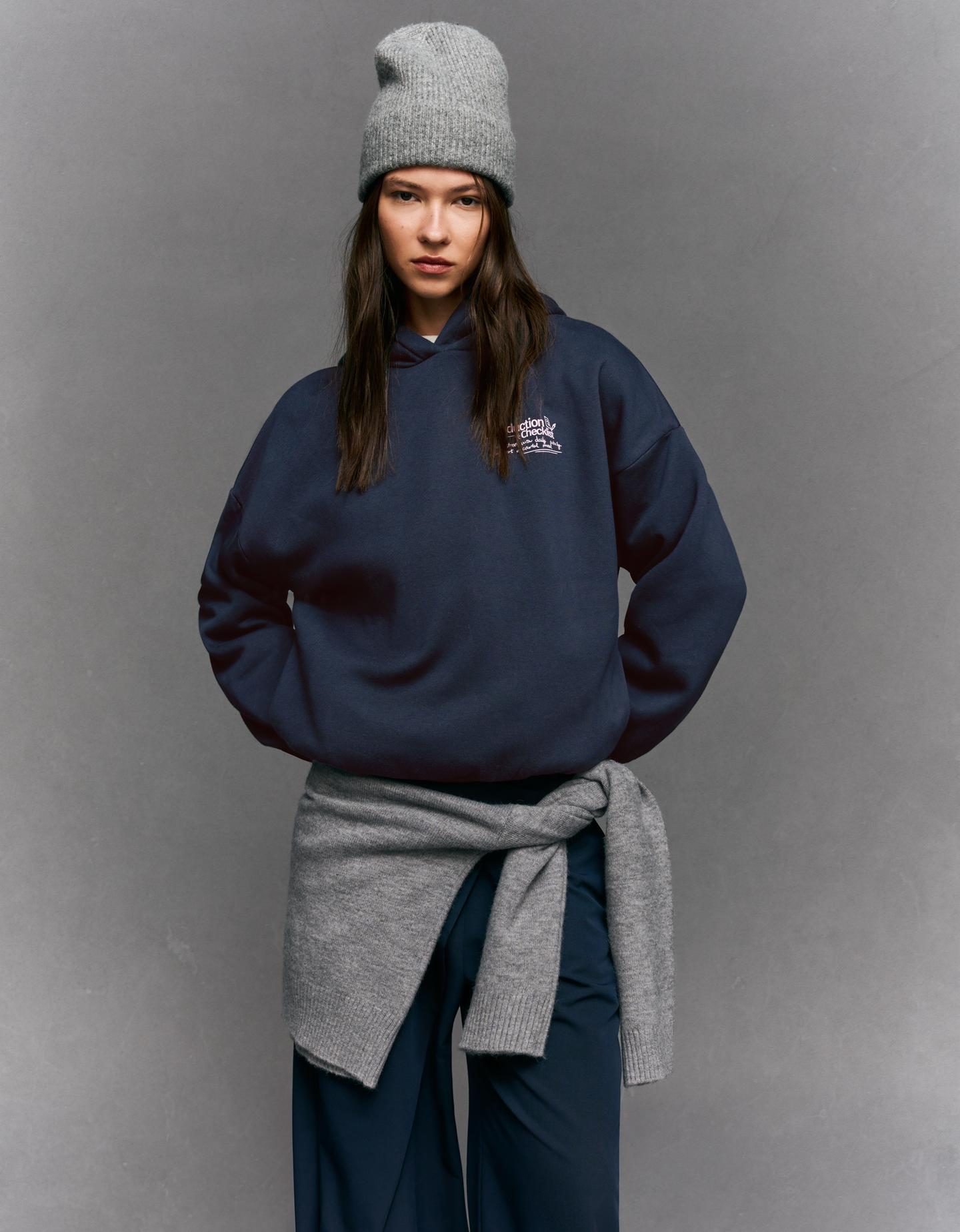 Bershka bluza z kapturem i nadrukiem granatowy