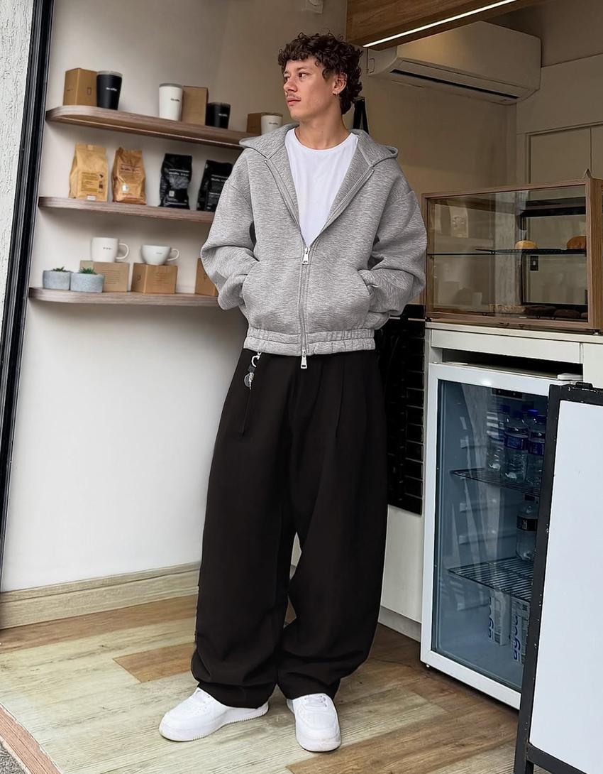 Plisowane spodnie o kroju super baggy semijogger-Czarny