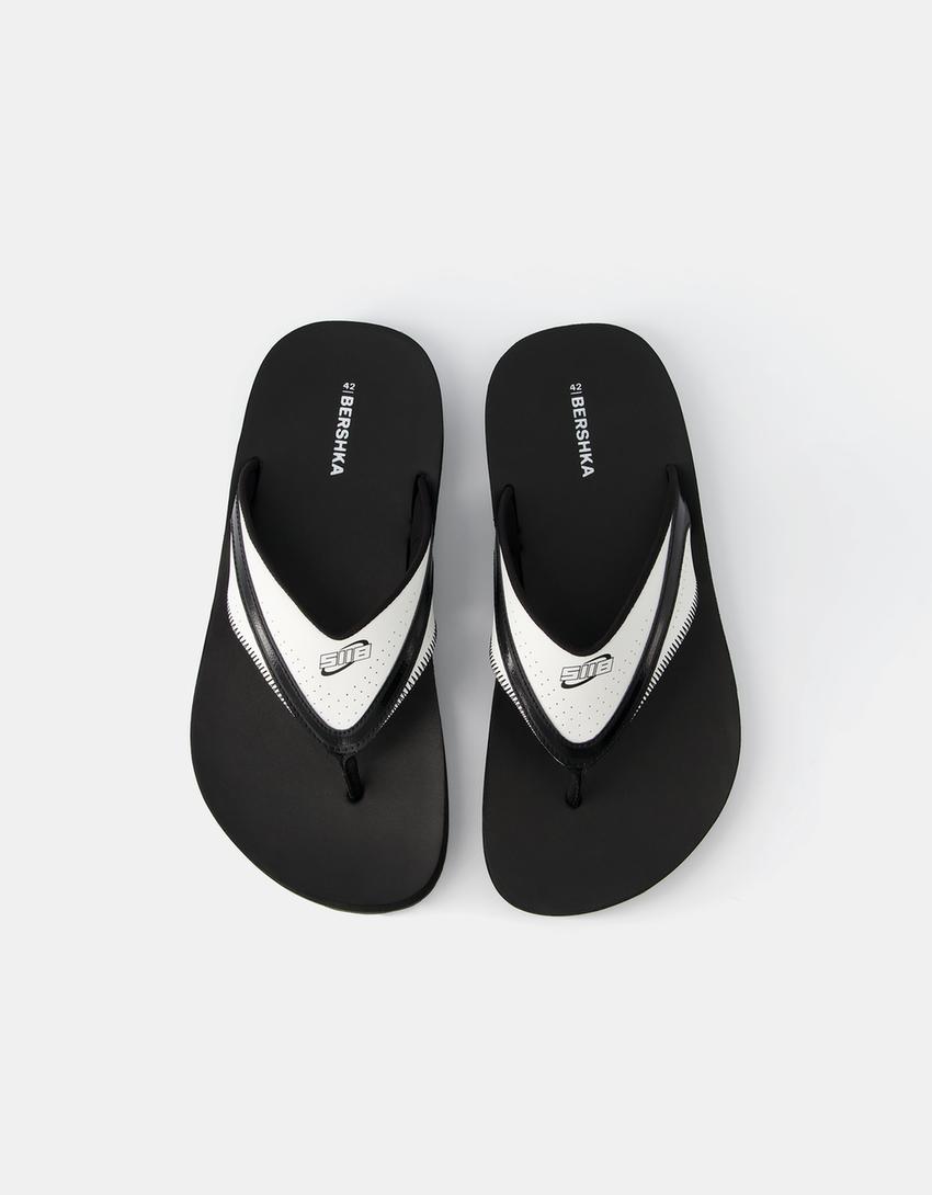 صندل بأحزمة ومظهر مطاطي-أبيض