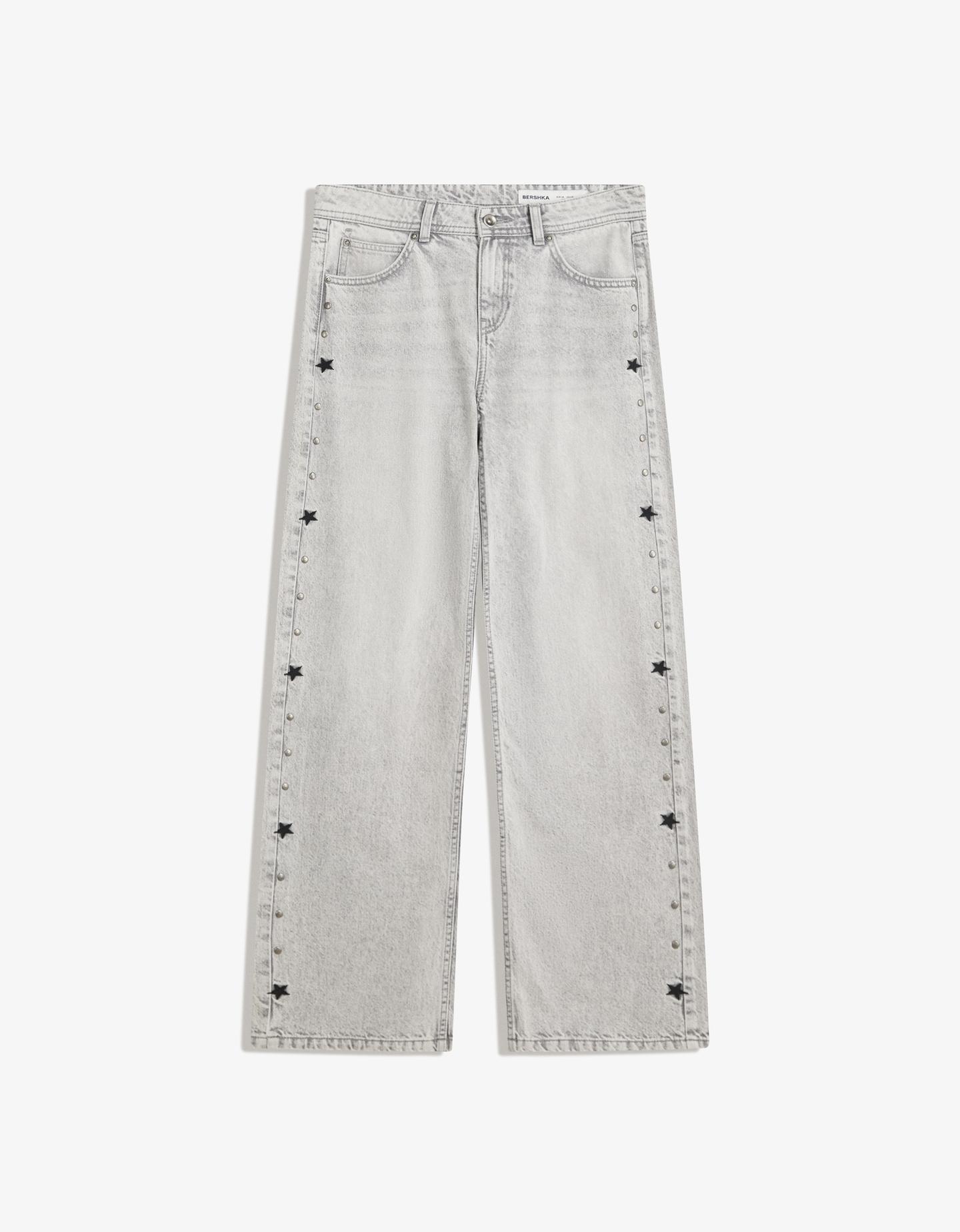 Bershka jeansy o kroju baggy z ćwiekami i gwiazdami szary