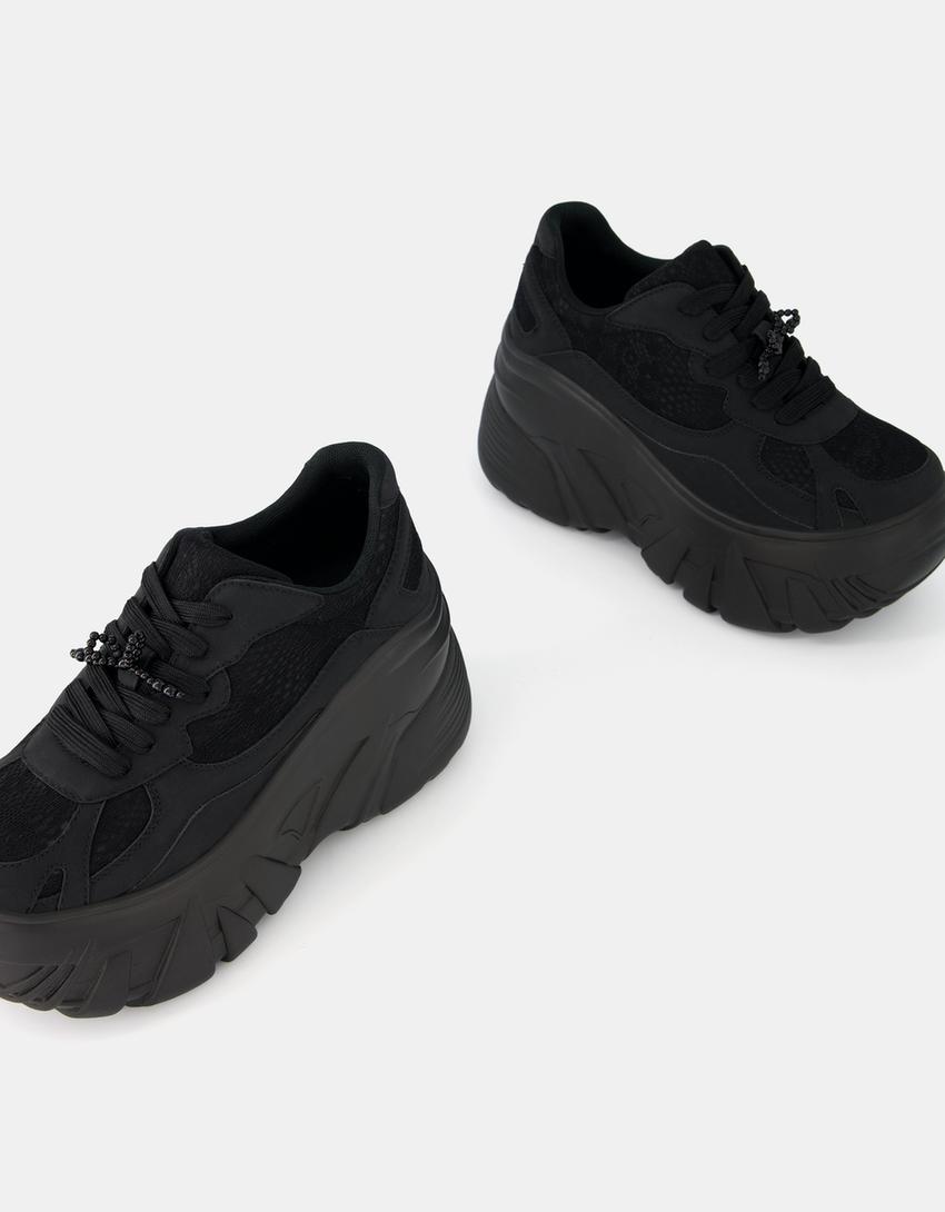 حذاء رياضي بنعل سميك XL وتفصيل دانتيل وعقدة بلؤلؤ صناعي-أسود