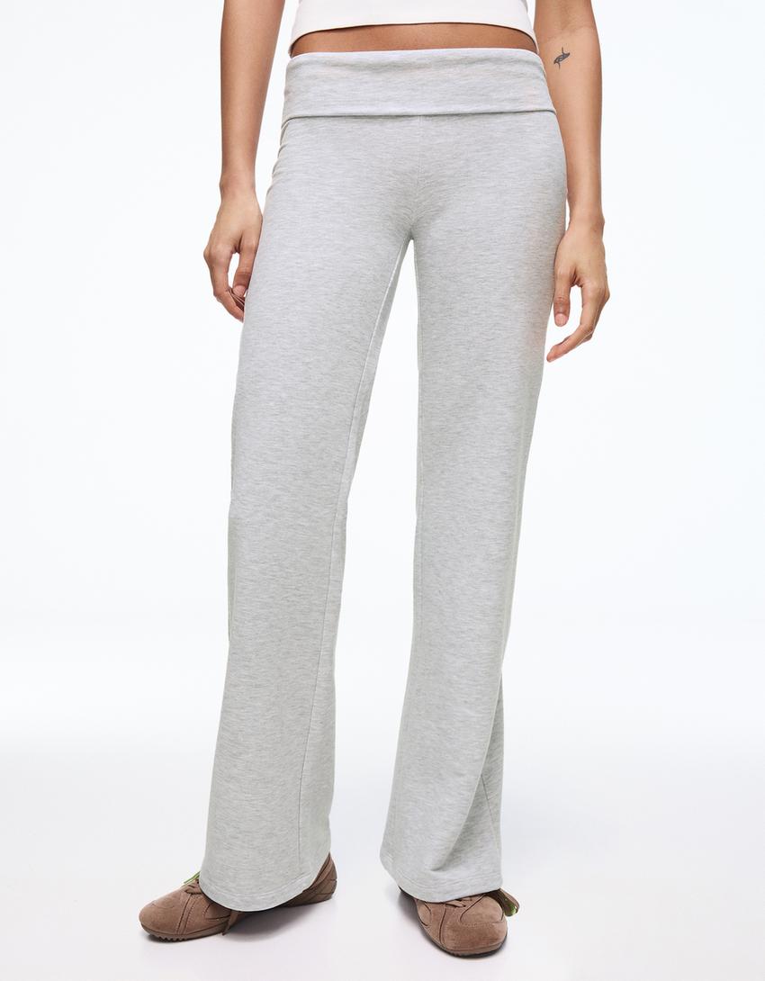 Pantalón felpa flare parche-Gris