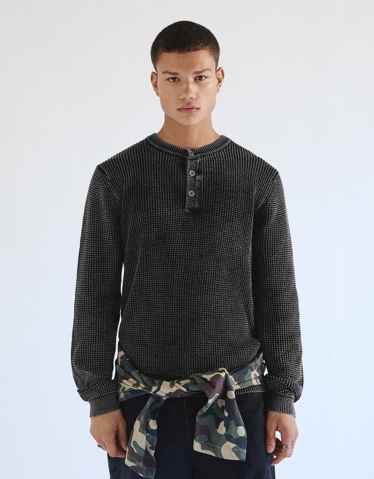Washed-effect henley jumper — Black