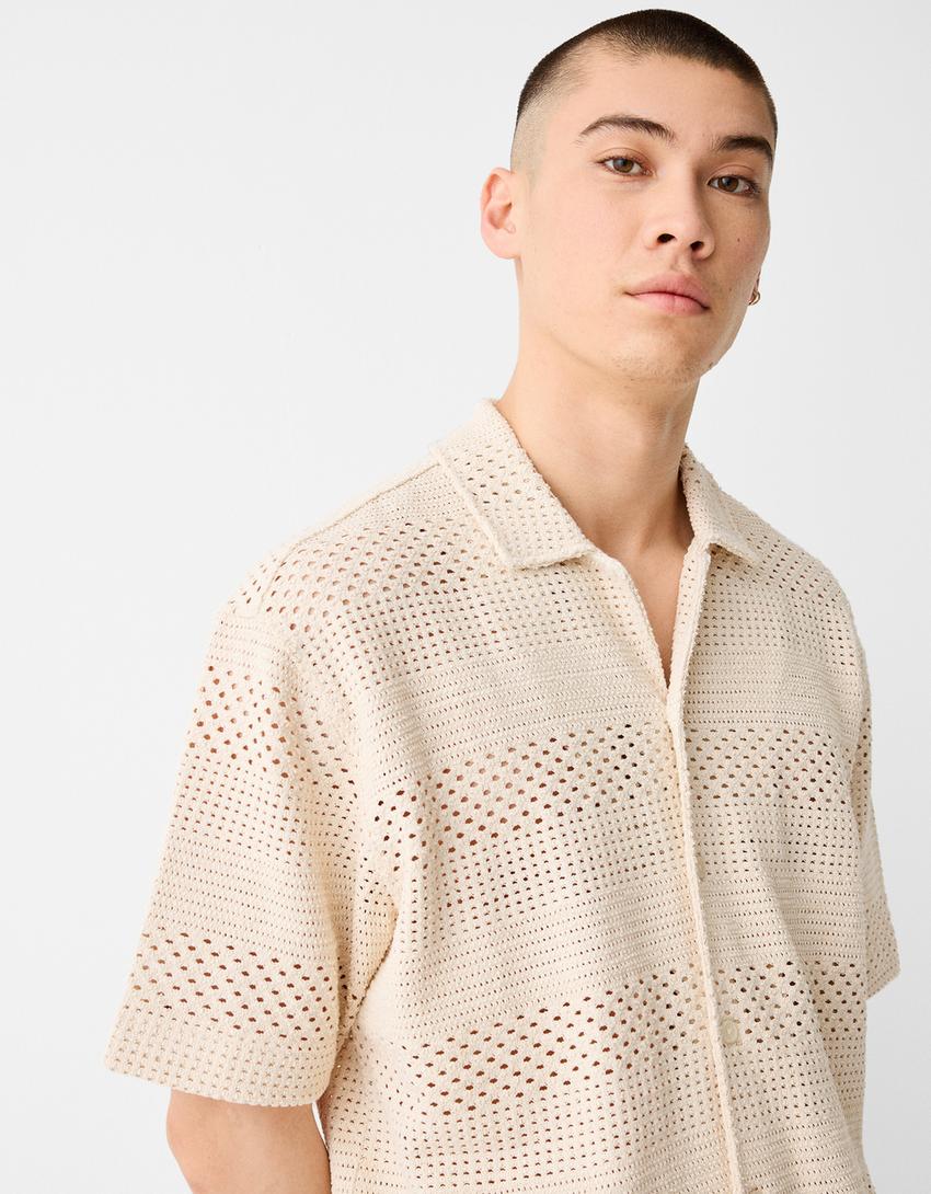 قميص ريفي بقصّة مربعة وأكمام قصيرة وتخريمات-رملي-2