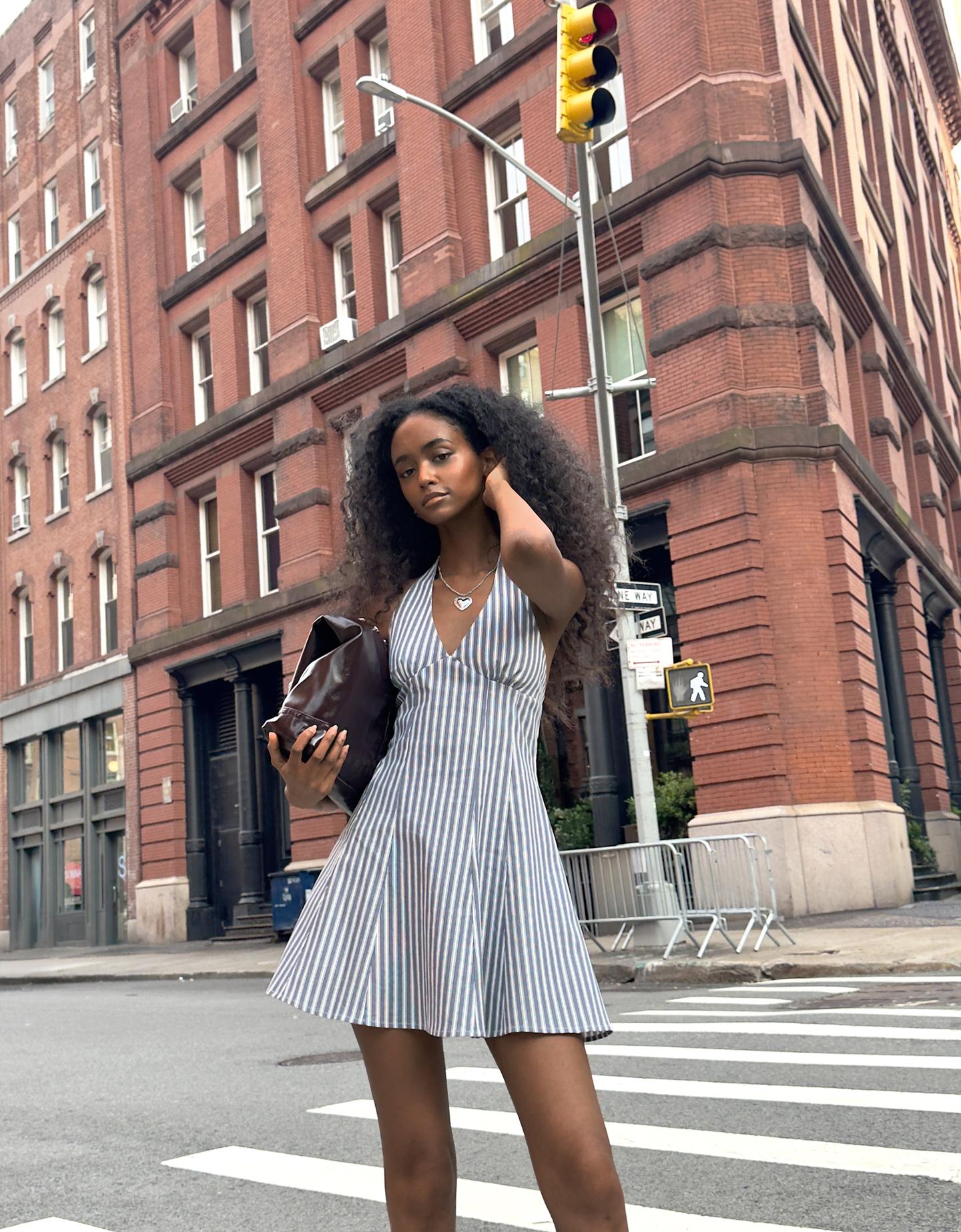 Bershka sukienka mini z bengalinu typu halter niebieski