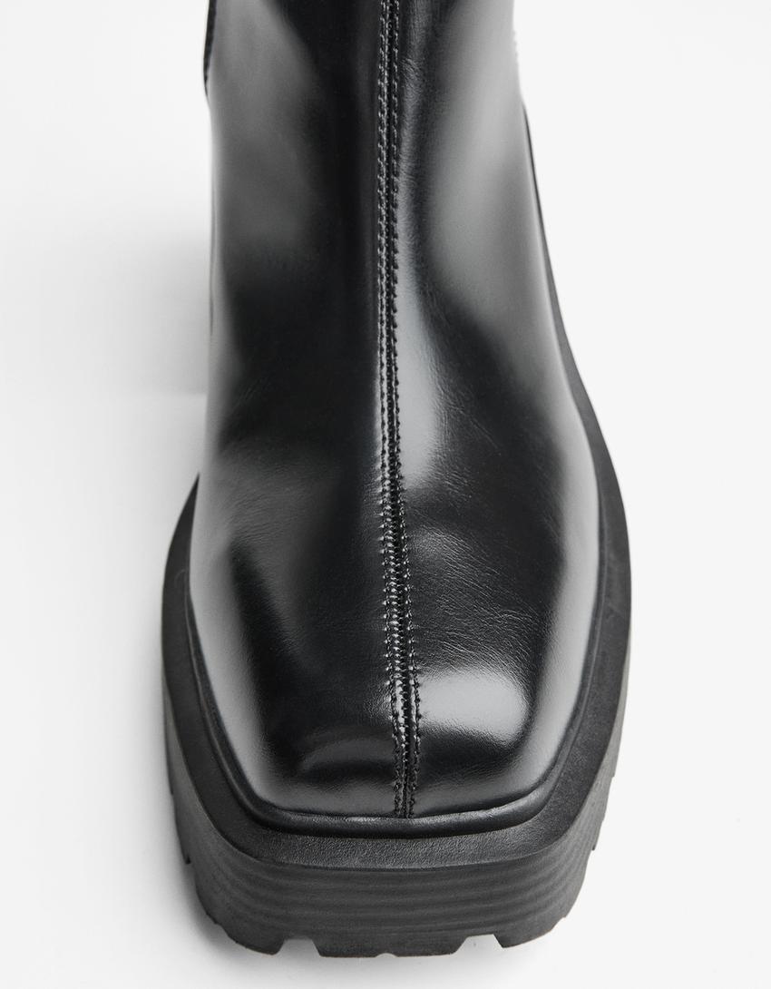 Stiefelette mit quadratischem Zehenbereich-Schwarz