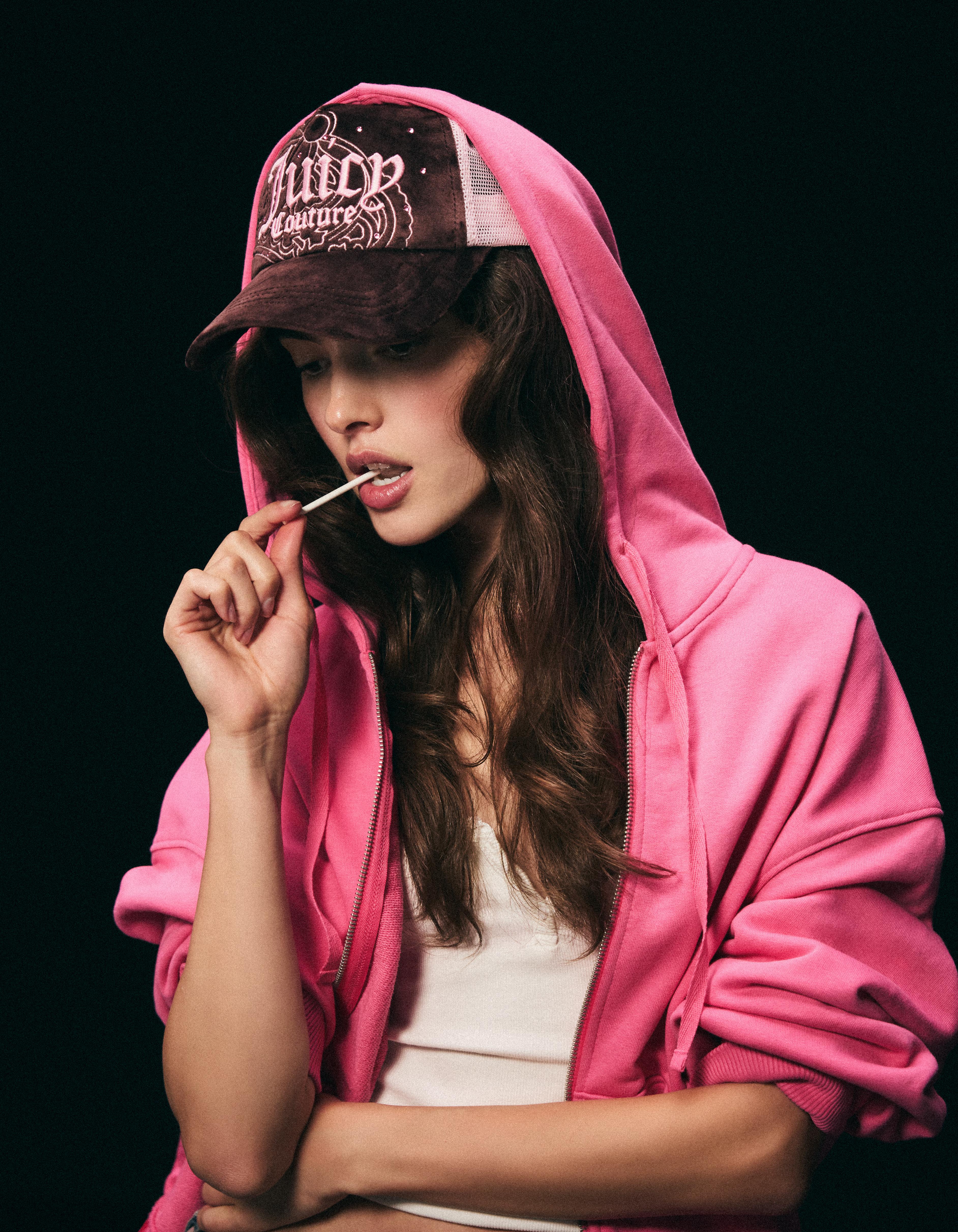 Bershka Haftowana Czapka Z Daszkiem Juicy Couture X Bershka Kobieta Brązowy