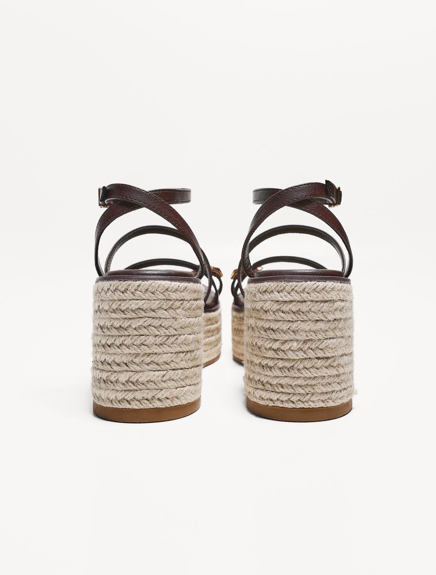 صندل بنعل عالٍ من الخيش-بني