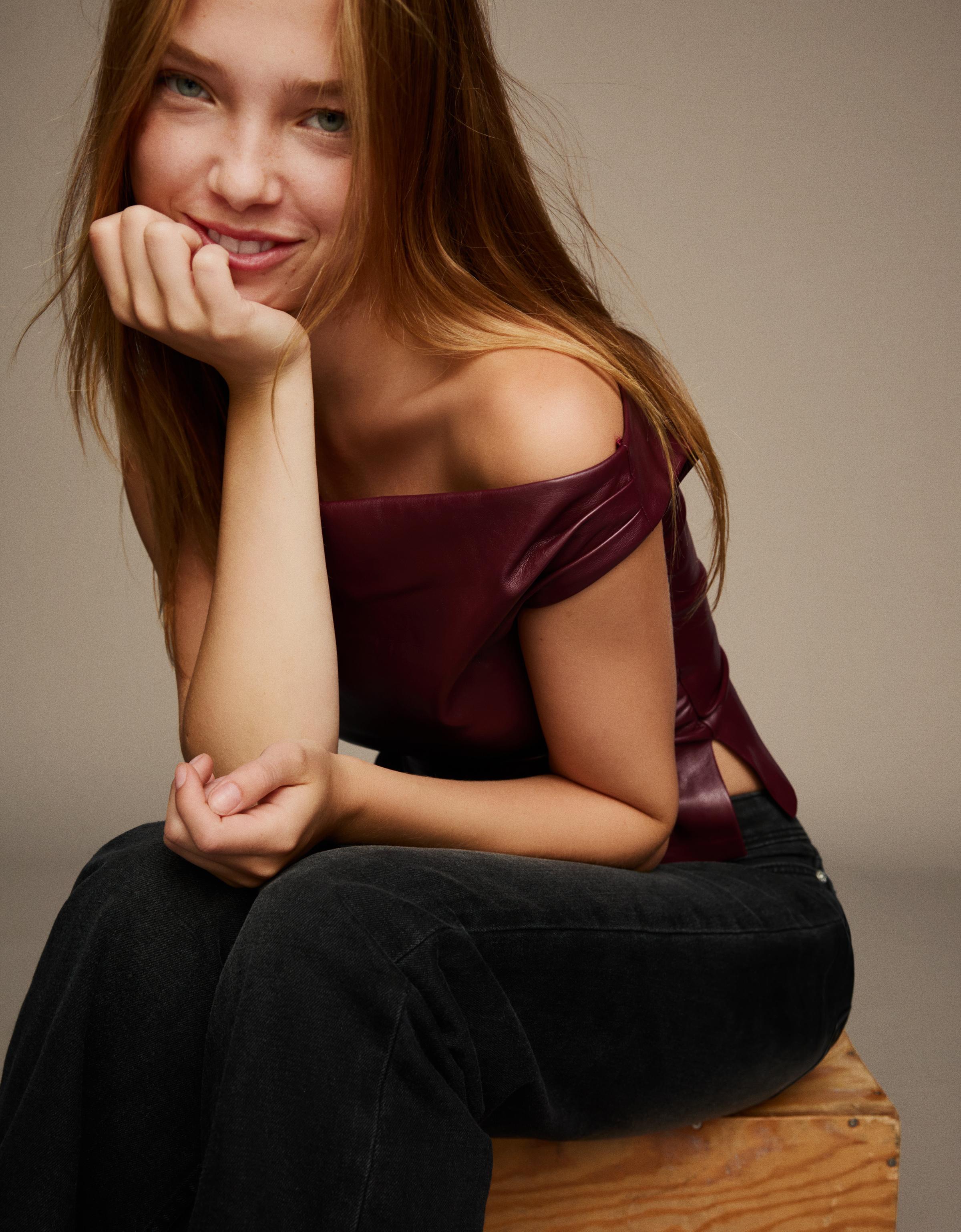 Bershka Top Aus Kunstleder Mit Asymmetrischem Schnitt Damen S Granatrot