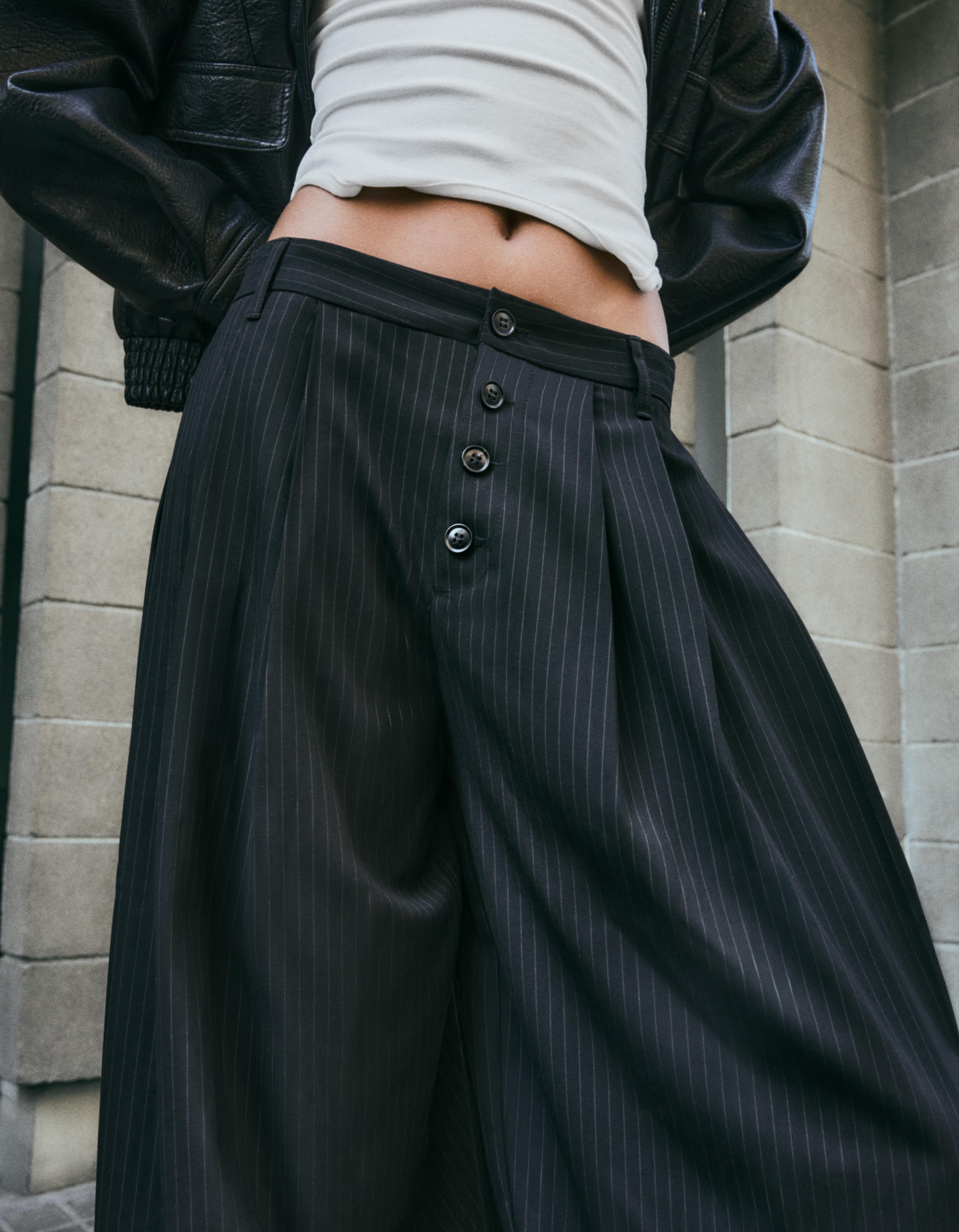 Balloon trousers with pleats and buttons