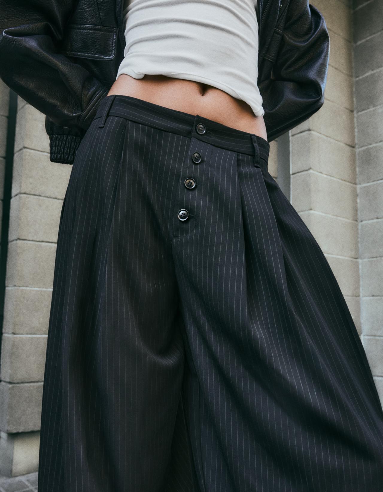 Balloon trousers with pleats and buttons — White / Black