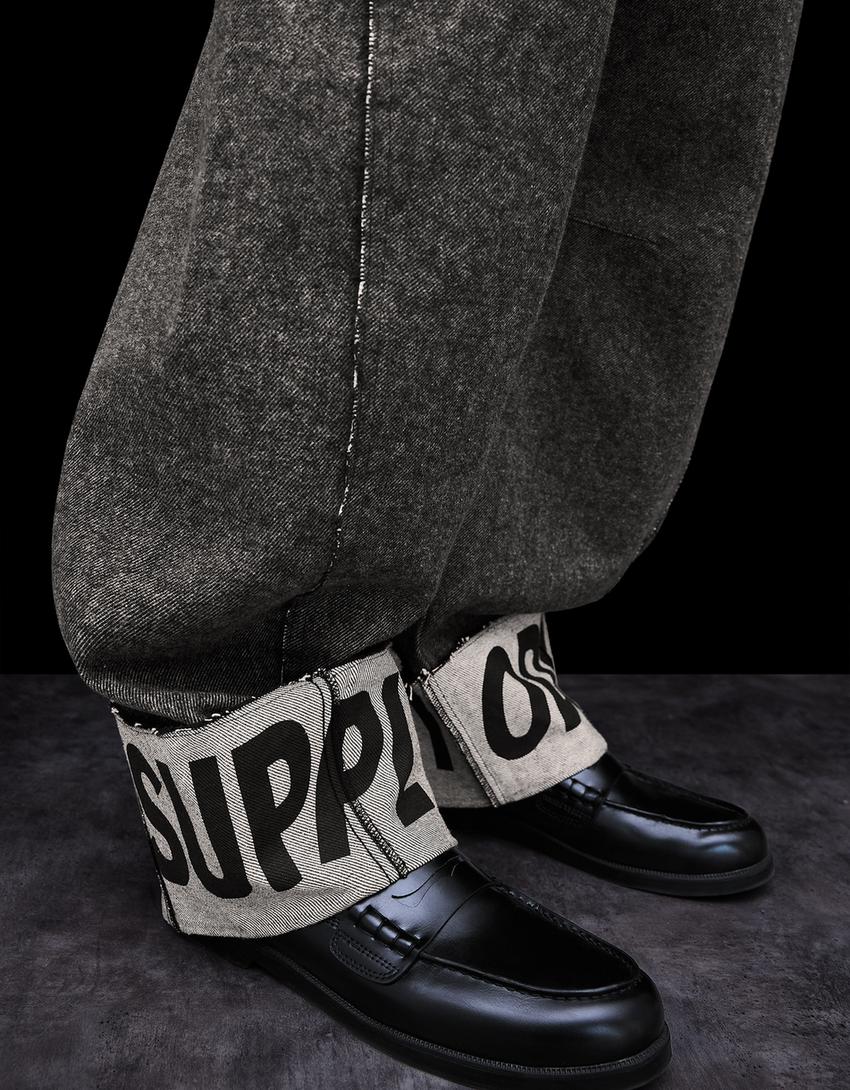 Barrel broek met print aan de onderkant-Donkergrijs