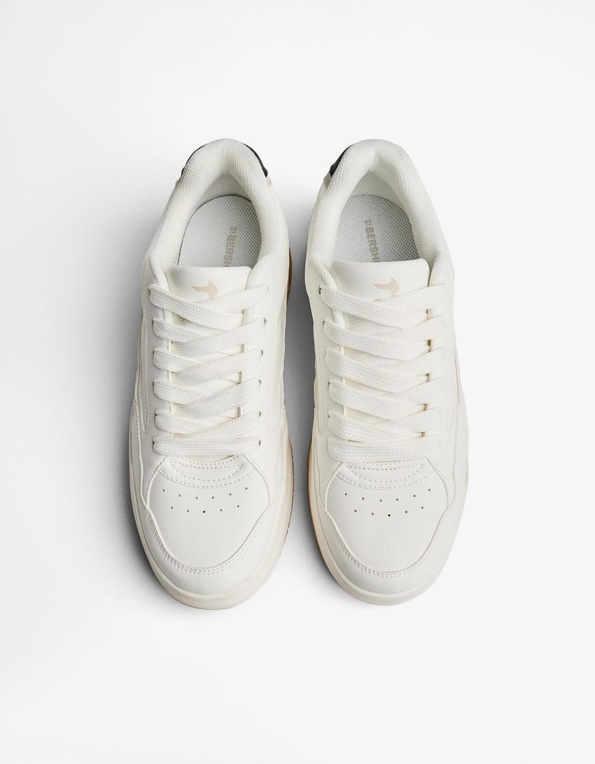 Sapatilhas com detalhe no calcanhar-Branco