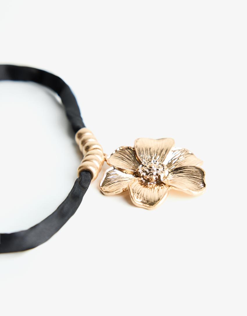 Necklace with flower pendant-Black-1