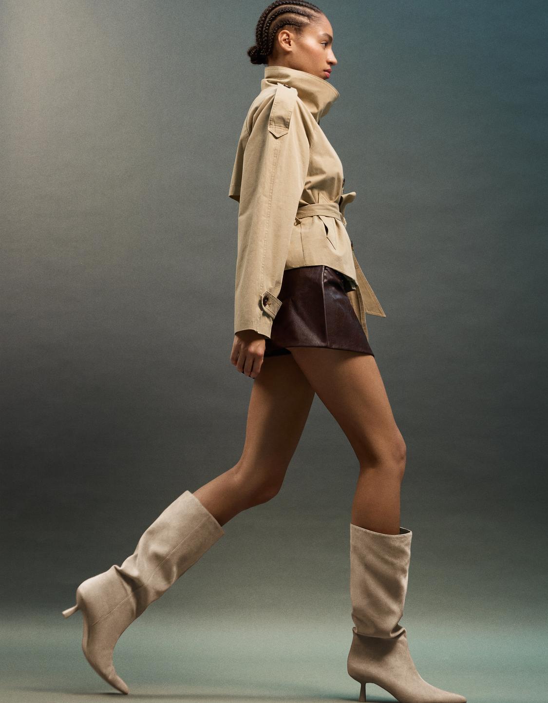 Kitten heel boots