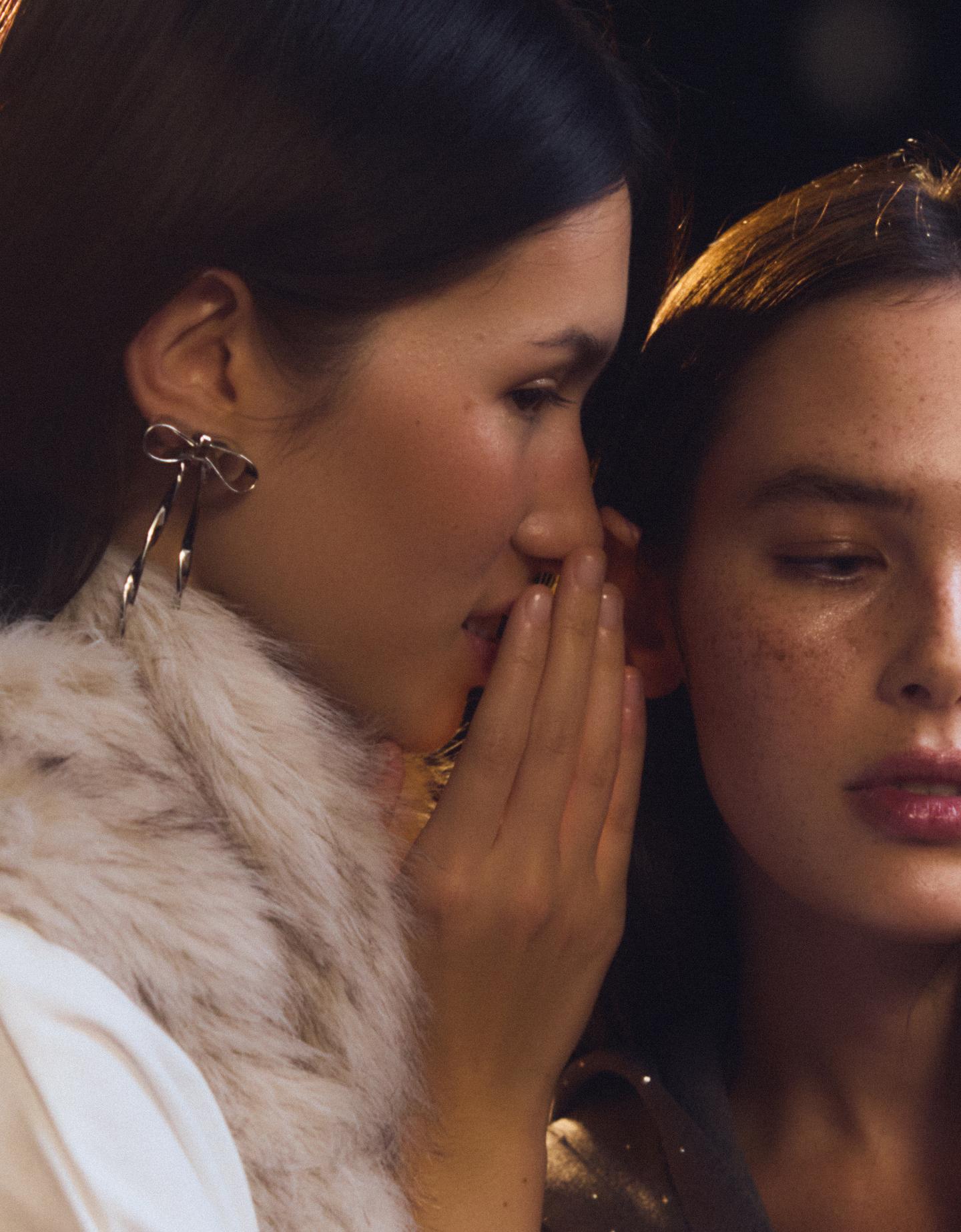 Bershka metaliczne kolczyki z kokardą srebrny