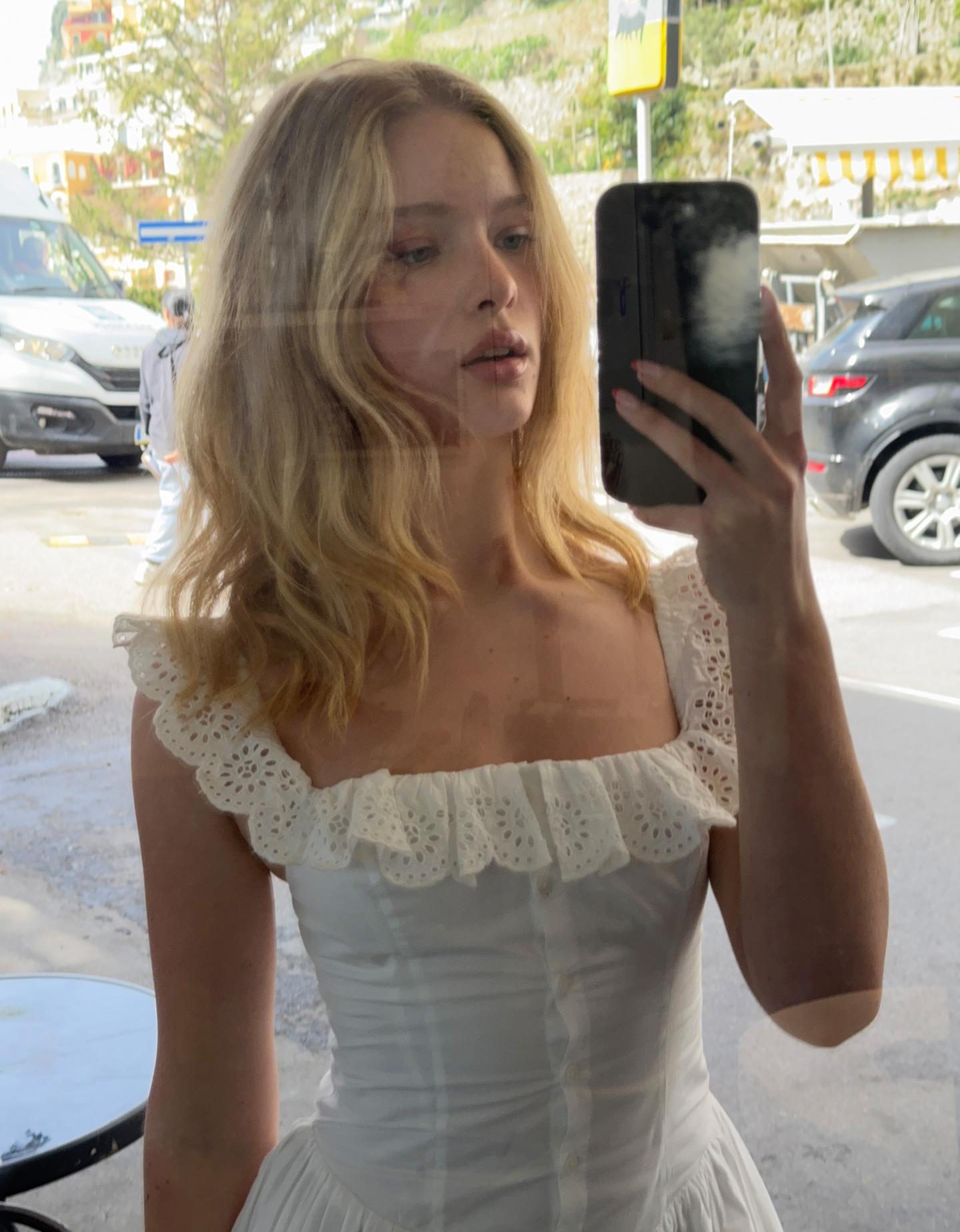 Bershka dopasowana sukienka mini z falbanami biały