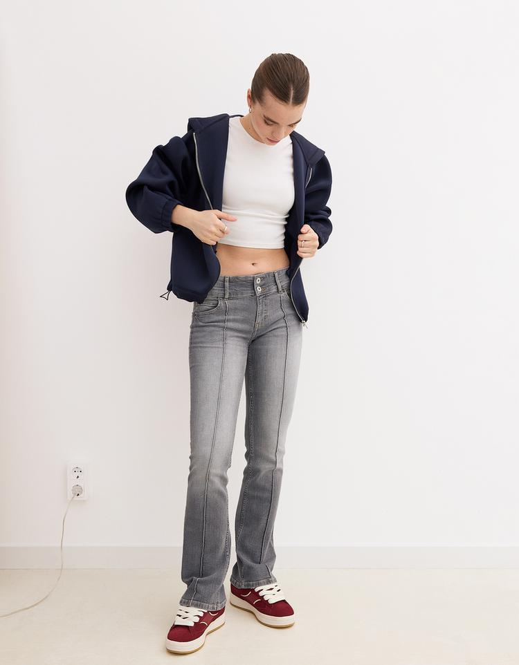 Low waist bootcut jean
